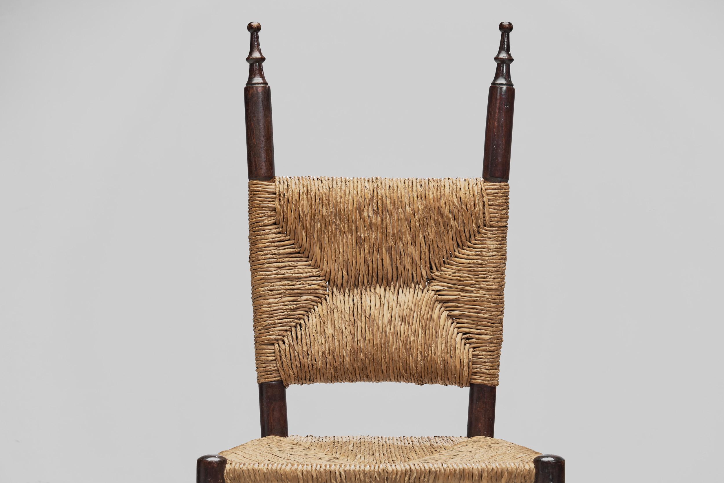 Milieu du XXe siècle Ensemble de quatre chaises de salle à manger avec assise en bois de peuplier et en jonc, Europe, vers 1950 en vente