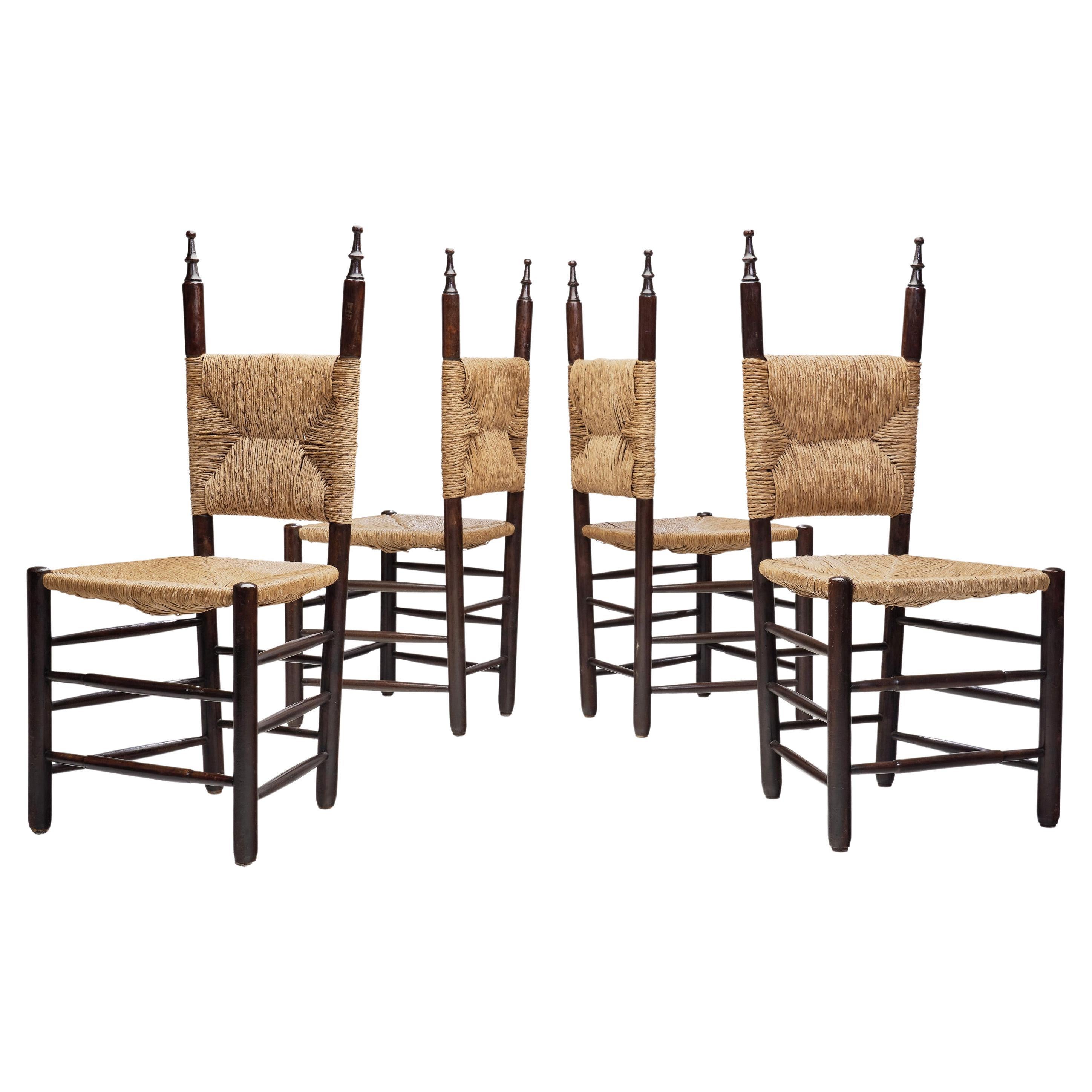 Ensemble de quatre chaises de salle à manger avec assise en bois de peuplier et en jonc, Europe, vers 1950 en vente