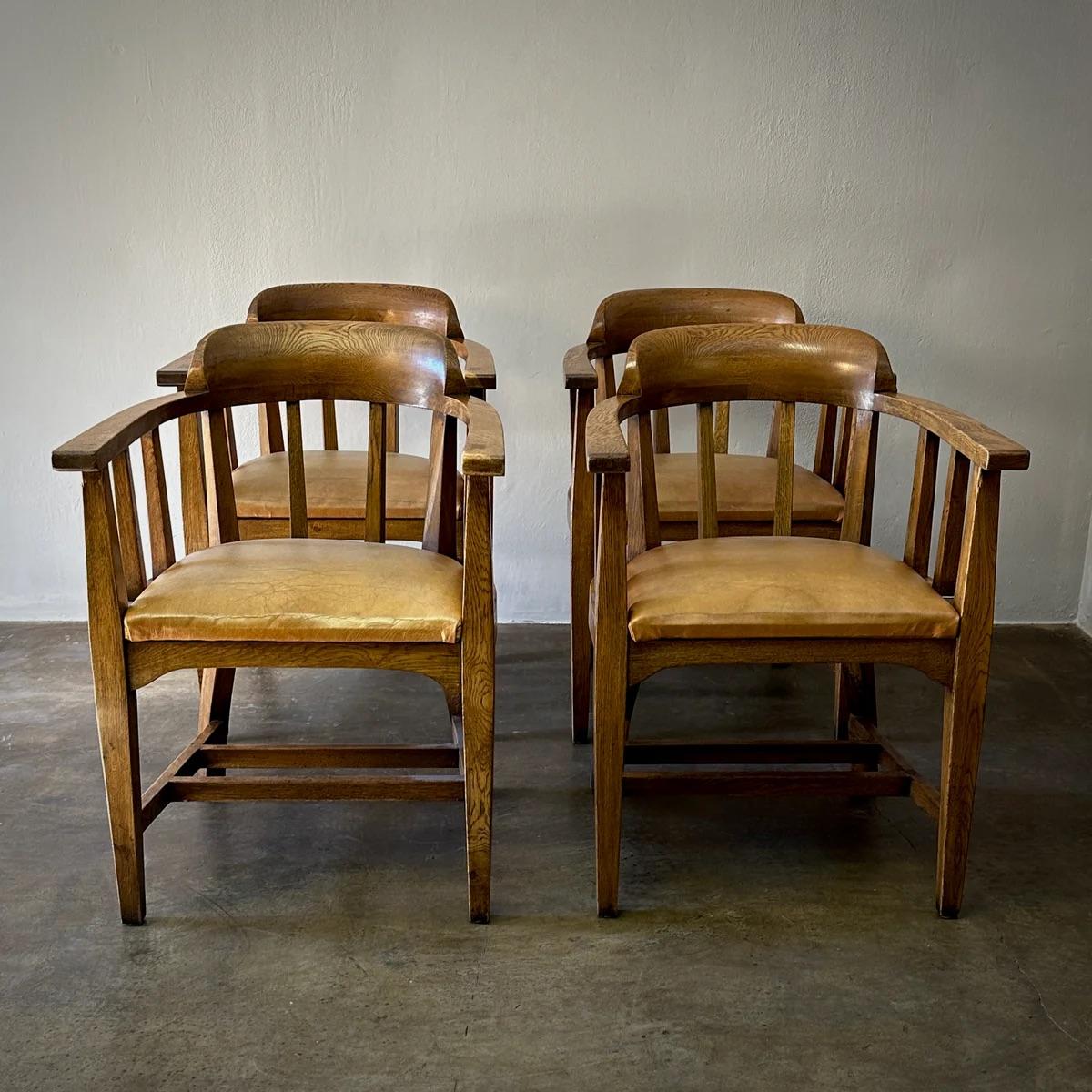 Dieses Set aus vier Sesseln aus englischer Eiche zeichnet sich durch eine außergewöhnlich robuste Form A mit reicher Maserung und sanften Kurven aus, die jeweils durch eine weiche, lederähnliche Sitzpolsterung ergänzt werden. Die robuste