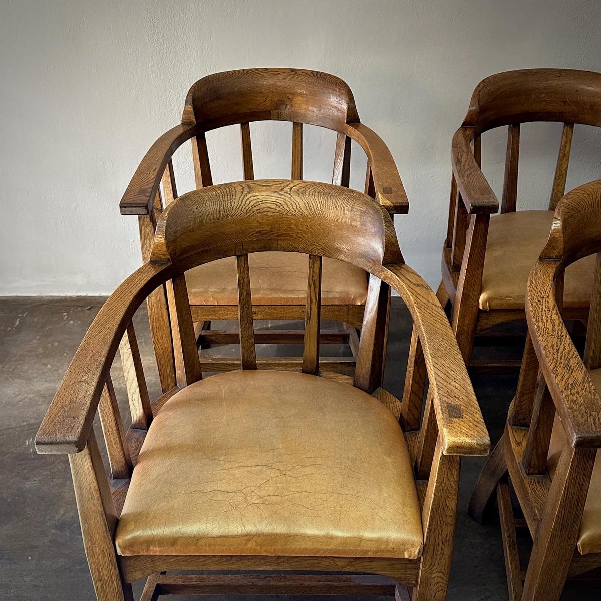 Satz von vier Ess- oder Bibliotheksstühlen (Holz) im Angebot