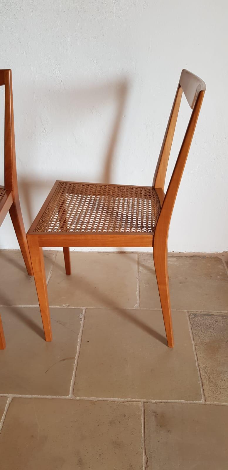 Chaises de salle à manger élégantes, conçues par Hans Wölfl à Vienne dans les années 1950. Les chaises sont fabriquées en bois dur massif, avec des pieds coniques. Bon état vintage.
Lot de quatre délai de livraison 3-4 semaines, la canne est
