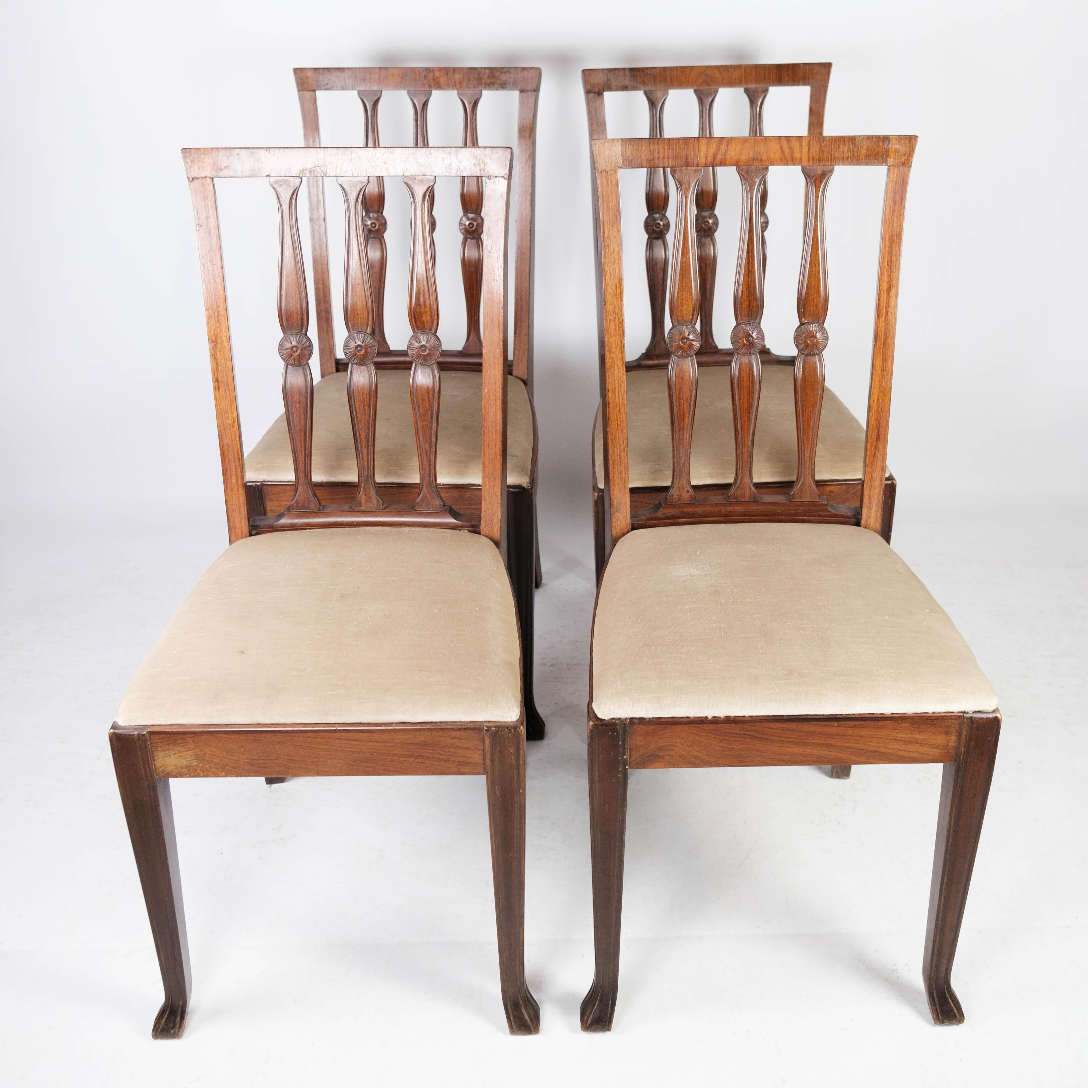 Satz von vier Esszimmerstühlen aus Palisanderholz und mit hellem Stoff gepolstert, in gutem antiken Zustand aus den 1920er Jahren.
   