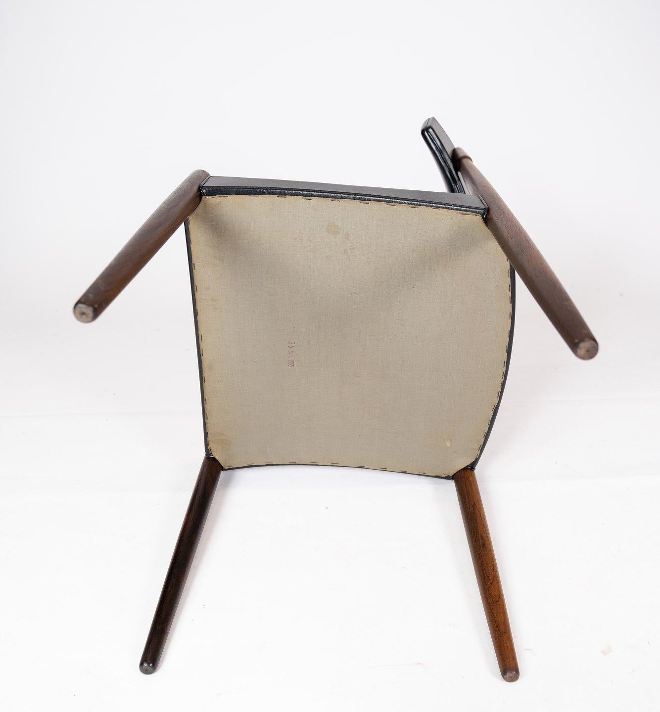 Cuir Ensemble de quatre chaises de salle à manger en bois de rose des années 1960 en vente