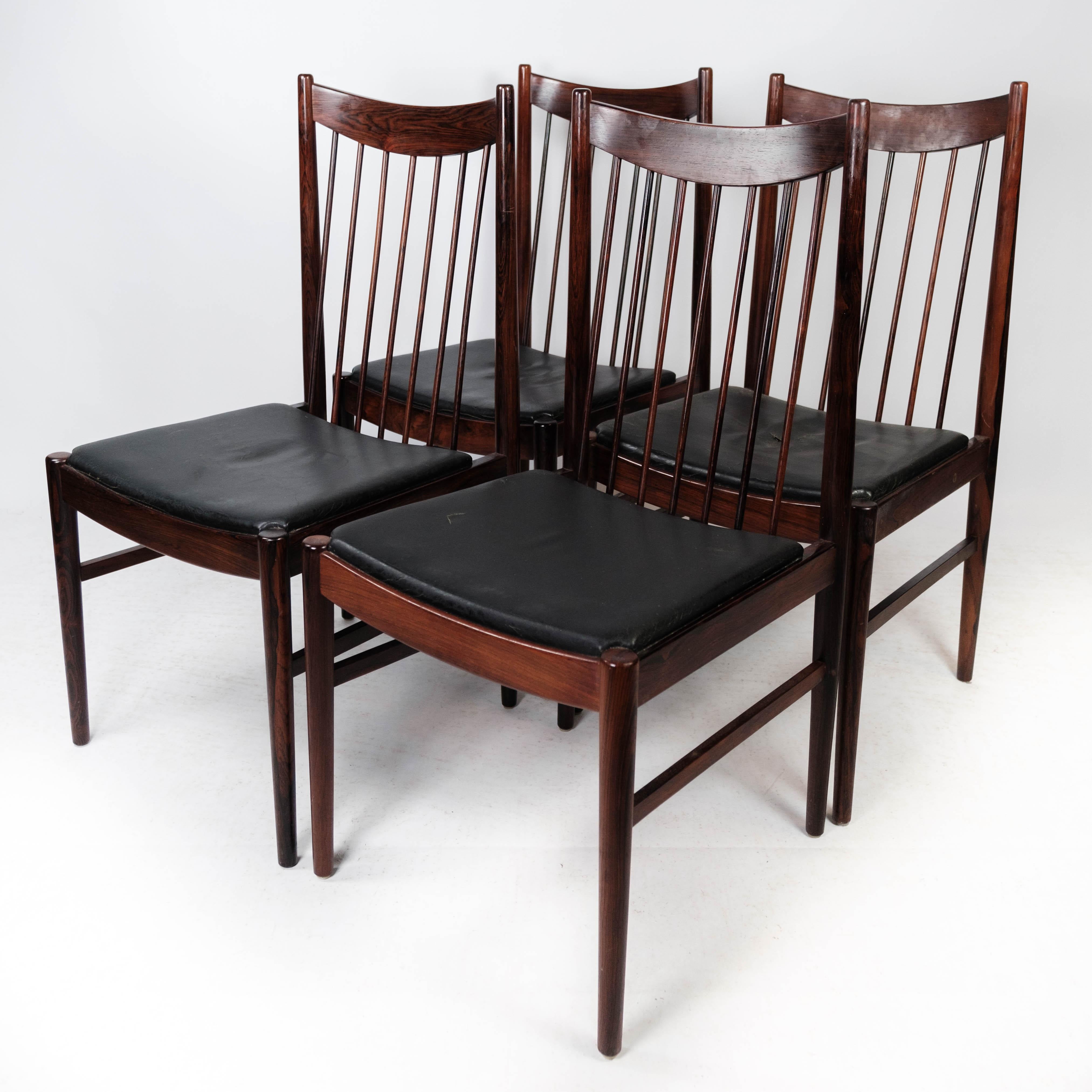Set of four dining room chairs, model 422, in rosewood and upholstered with black leather designed by Arne Vodder from the 1960s. The chairs are in great vintage condition and we have 6 in total. 