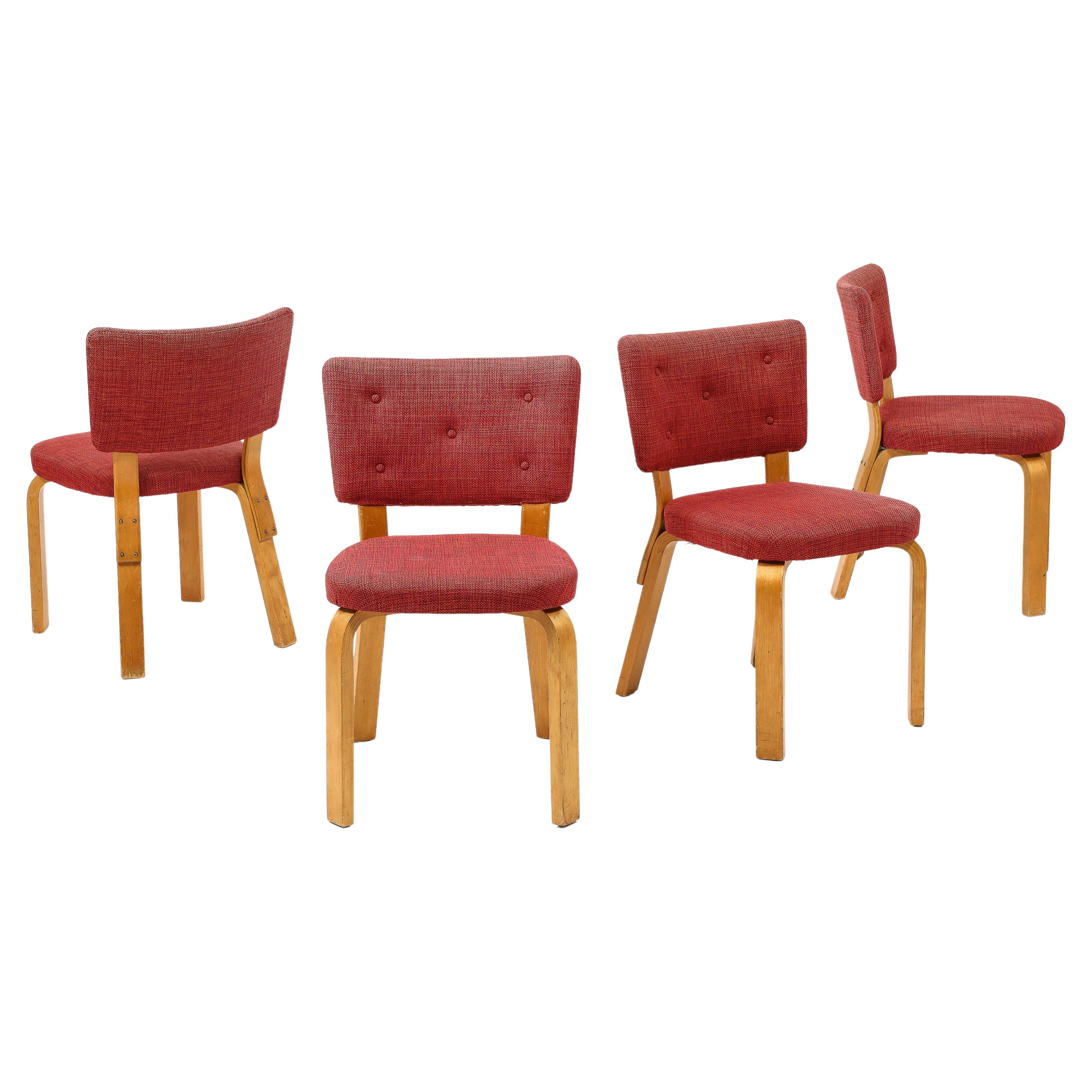Satz von vier Esszimmerstühlen aus laminierter Birke nach dem Modell von Alvar Aalto, hergestellt von Artek in den späten 1940er Jahren. Der Stoff ist original. Der Polsterungsrahmen der Stühle muss überarbeitet werden. 