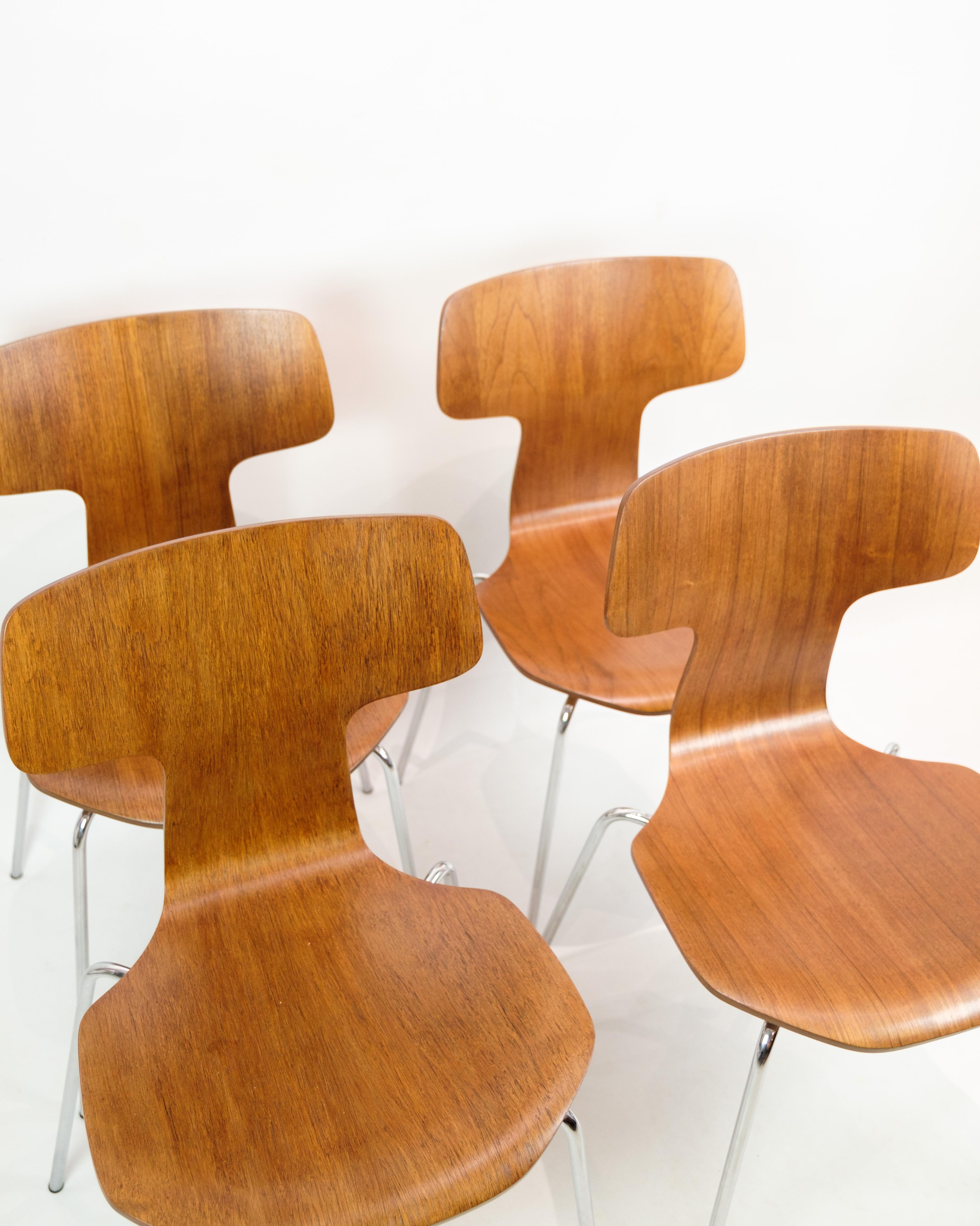 Holen Sie sich das legendäre dänische Design in Ihr Zuhause mit dem T-Stuhl, der von dem legendären Arne Jacobsen entworfen und von Fritz Hansen in den 1960er Jahren hergestellt wurde. Dieser Stuhl mit Chromgestell und Teakholz stellt eine