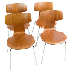Ensemble de quatre chaises T en teck, conçues par Arne Jacobsen à partir des années 1960
