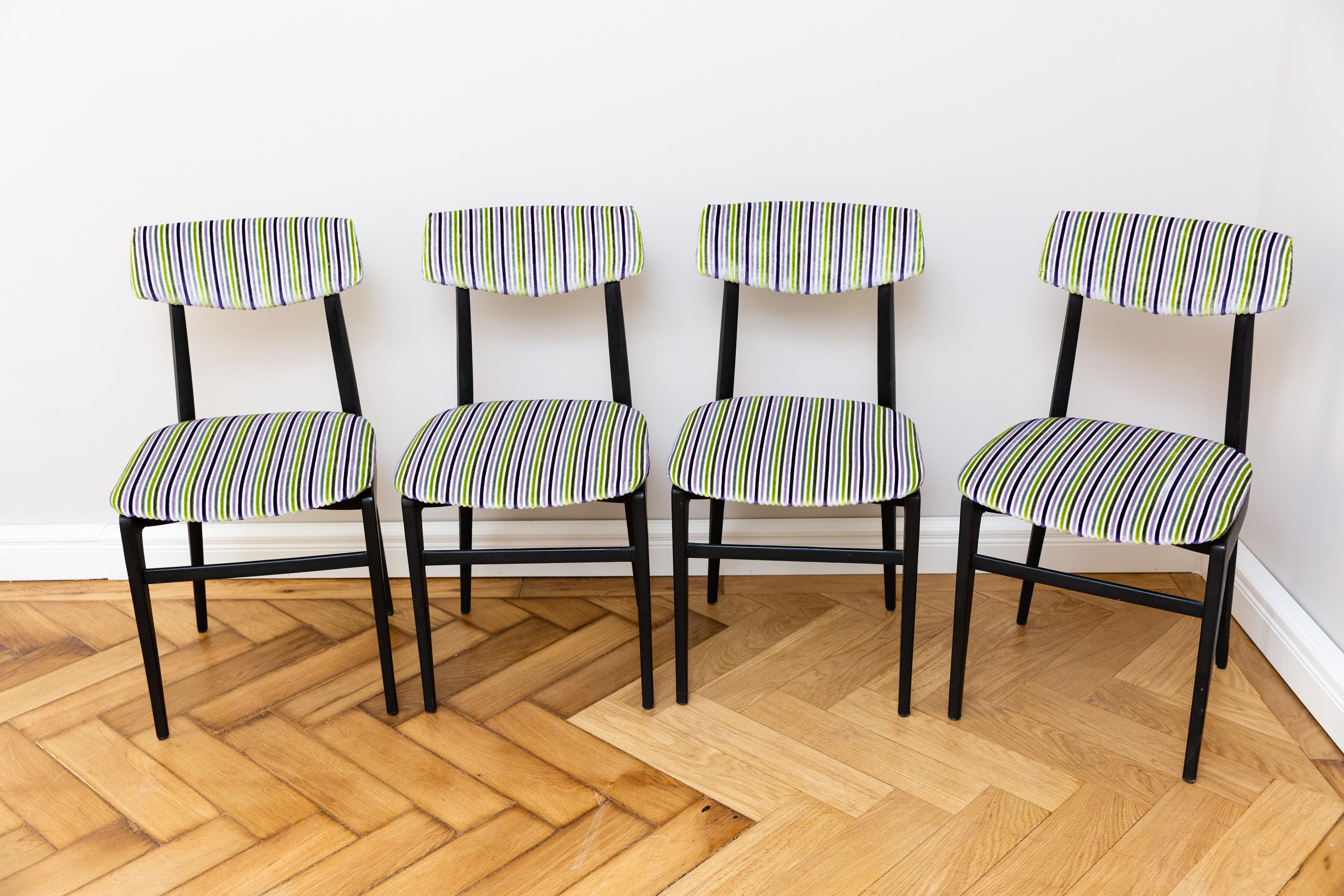A set of four elegant dining room chairs, Italy circa 1960, black lacquered wood, newly upholstered and newly upholstered with Designer Guild ribbed velvet fabric.
Measurements: height 85 cm, depth 45 cm, width 44 cm, seat height 46 cm.
very good