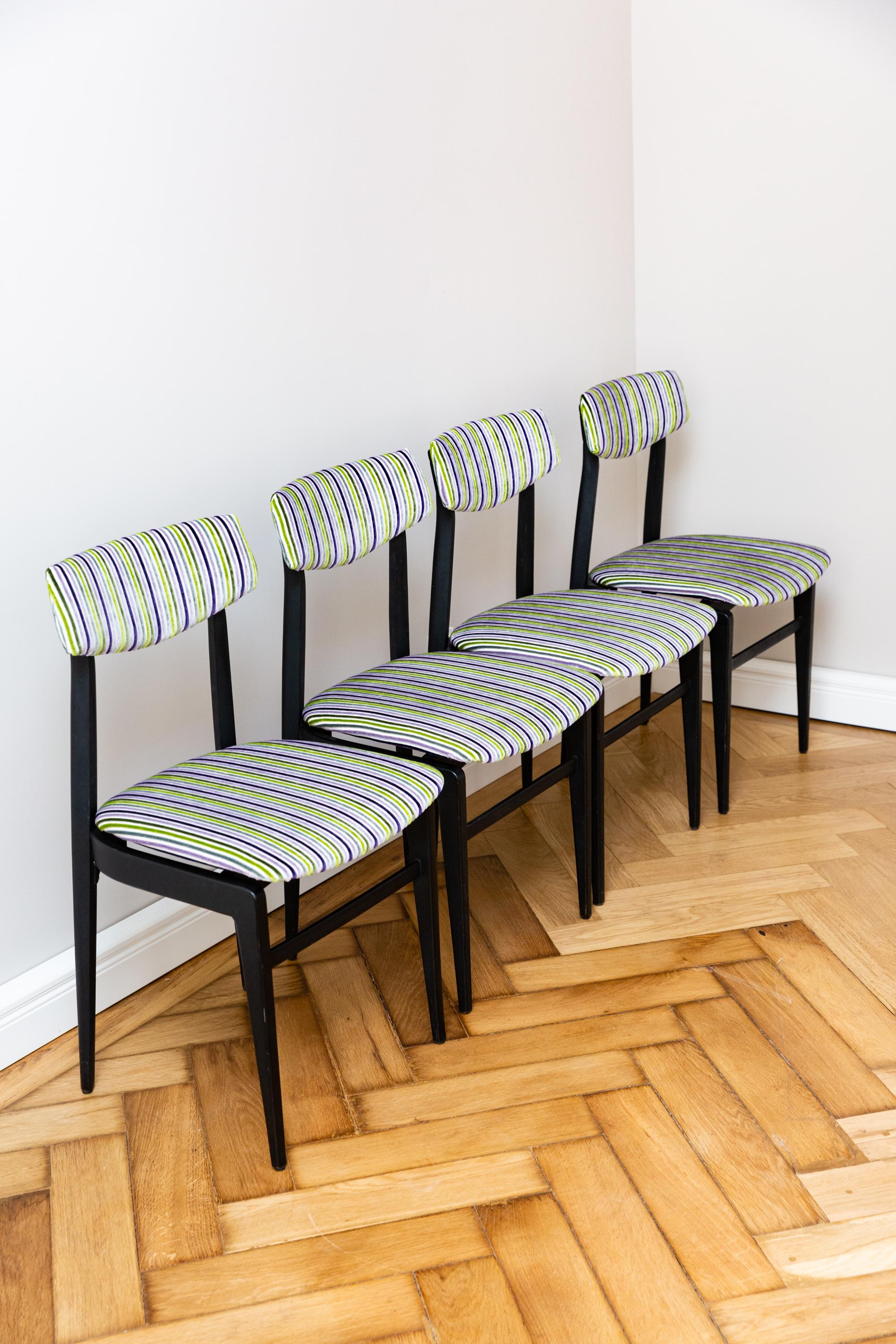 Mid-Century Modern Italian Set of Four Dinning Chairs, Italy circa 1960 For Sale