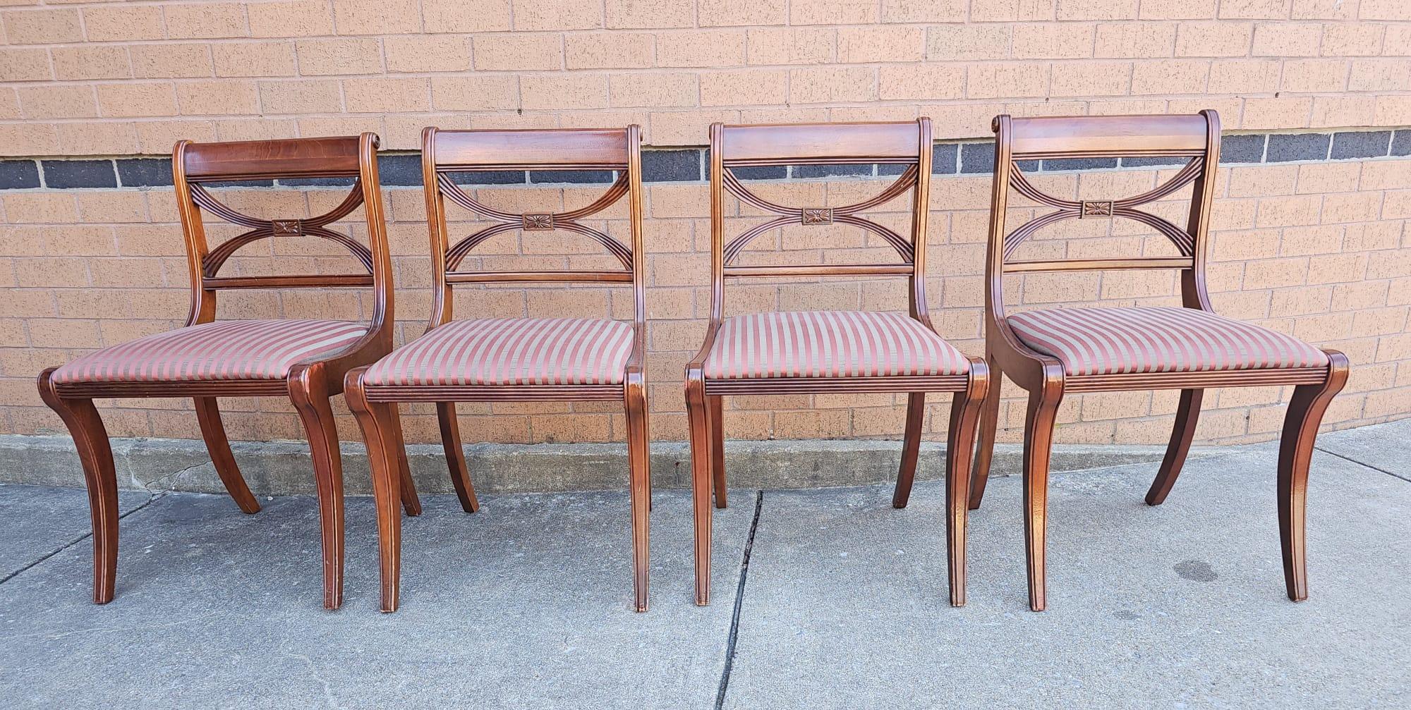 Américain Ensemble de quatre chaises de salle à manger de style Duncan Phyfe en acajou avec dossier en forme de X rembourré en vente