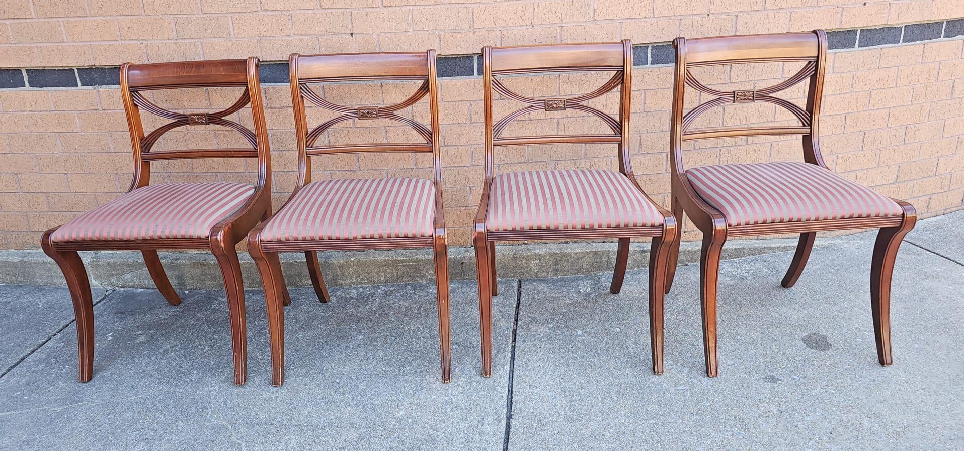 Ensemble de quatre chaises de salle à manger de style Duncan Phyfe en acajou avec dossier en forme de X rembourré Bon état - En vente à Germantown, MD