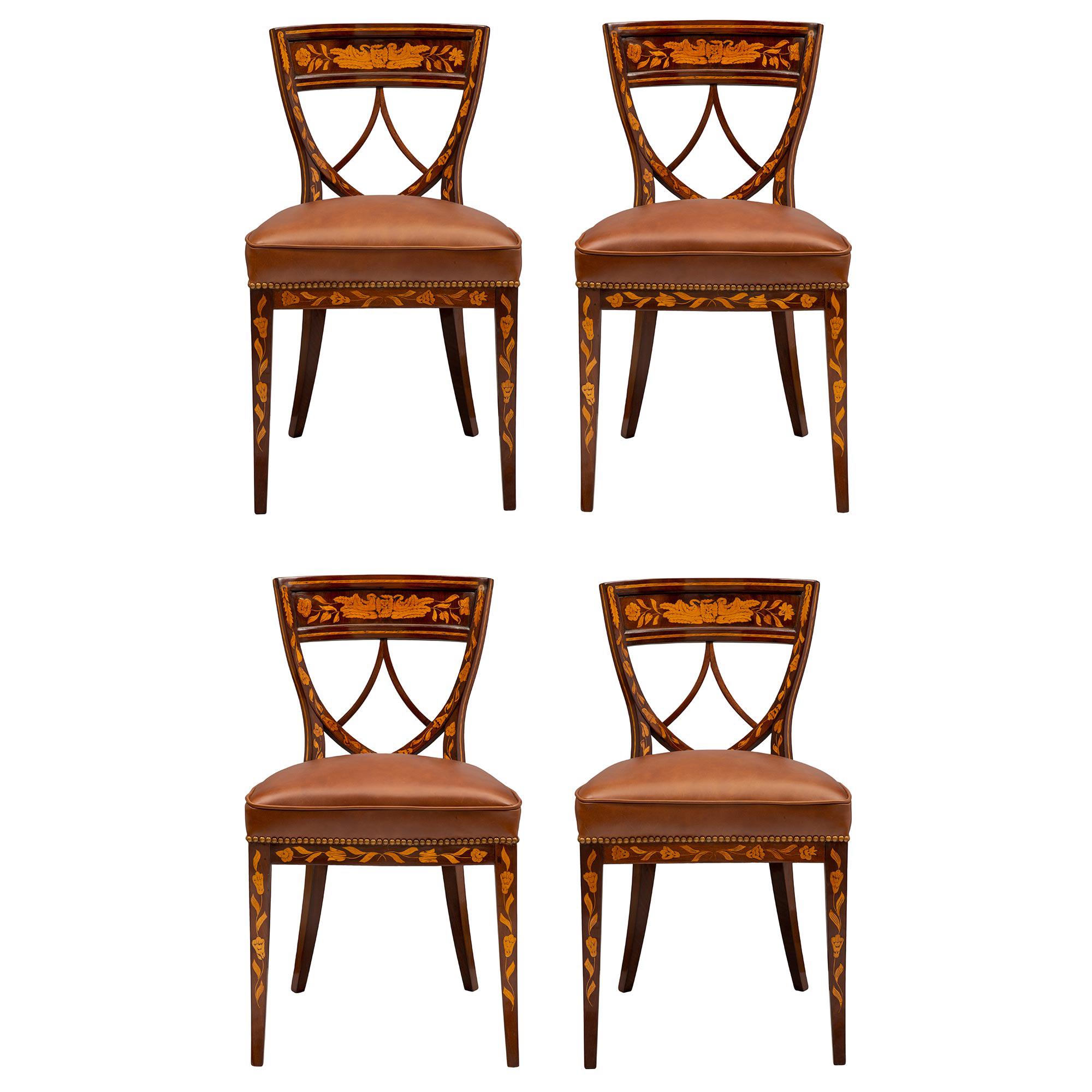 Ensemble de quatre chaises d'appoint néerlandaises de style Louis XVI du 19ème siècle
