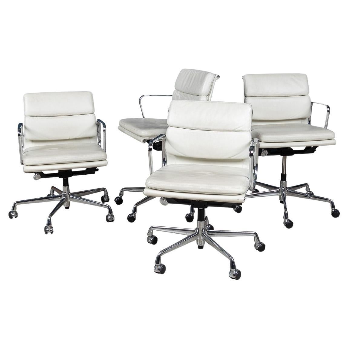 Ensemble de quatre chaises Eames EA217 en cuir "White Snow" par Vitra en vente