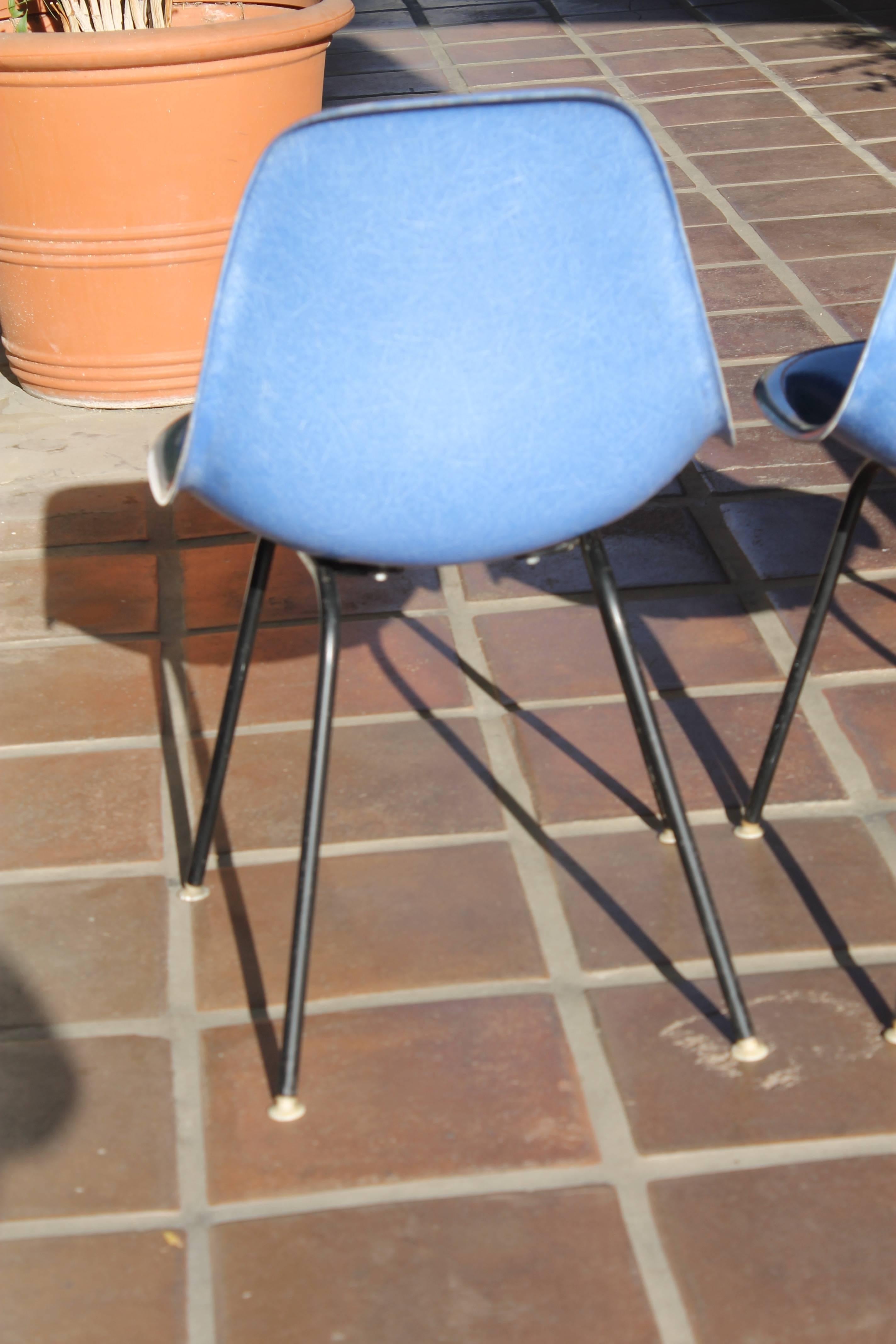 Set of Four Eames Blue Fiberglass Side Chairs In Excellent Condition In Palm Springs, CA