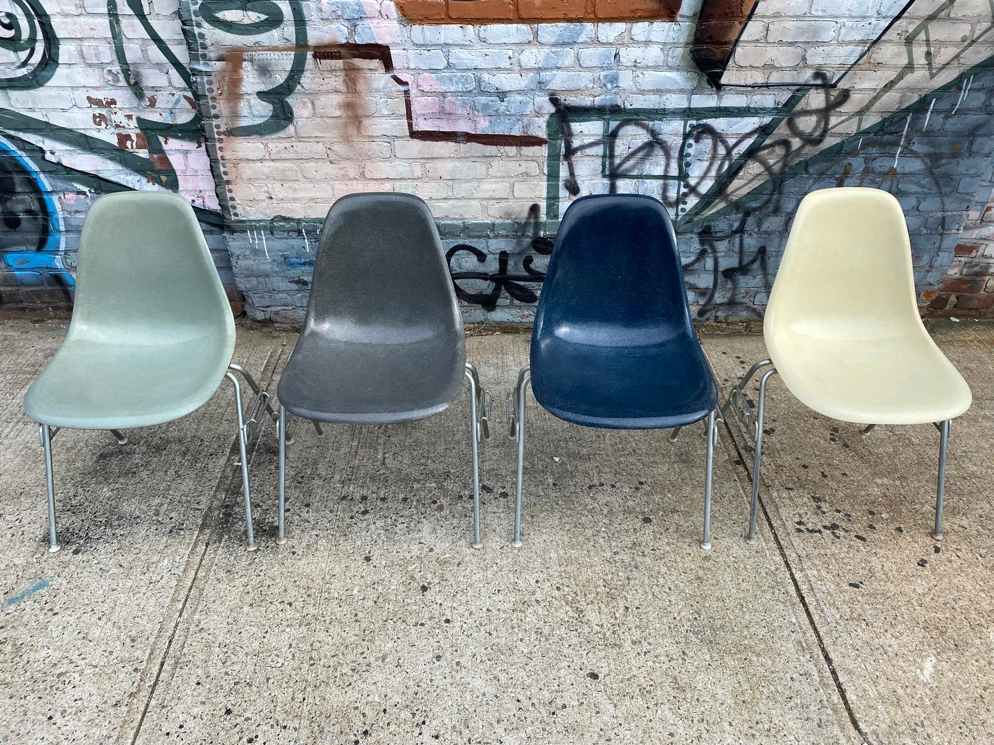 Satz von vier stapelbaren Eames-Esszimmerstühlen aus Fiberglas für Herman Miller. Wir haben einige unserer Lieblingsfarben für dieses Set ausgewählt. Einige sind heutzutage nur noch schwer zu bekommen. Original Sockel mit allen Füßen intakt. Alle