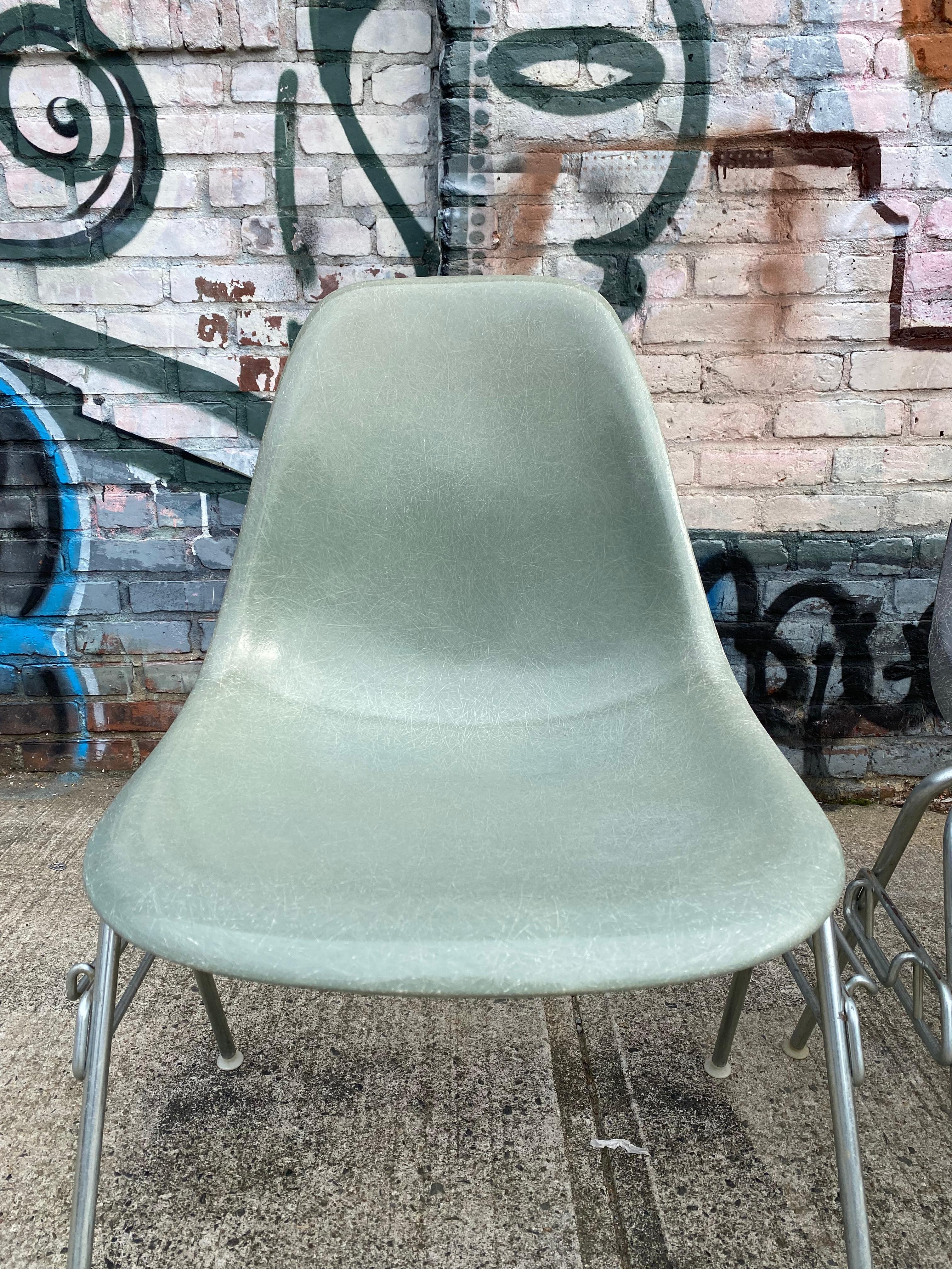Satz von vier Eames DSS Stapel-Esszimmerstühlen von Herman Miller im Zustand „Gut“ in Brooklyn, NY