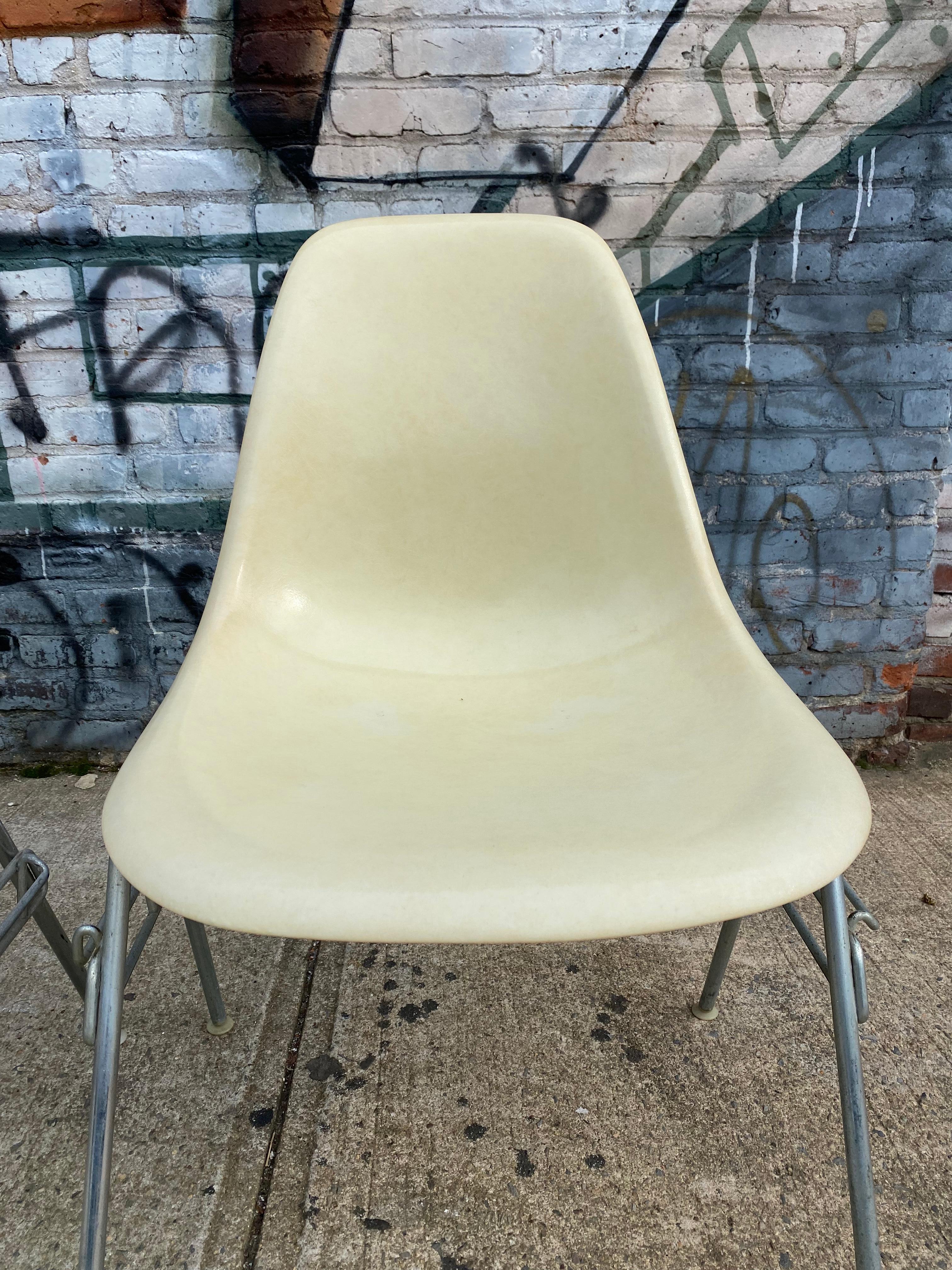 Satz von vier Eames DSS Stapel-Esszimmerstühlen von Herman Miller 1