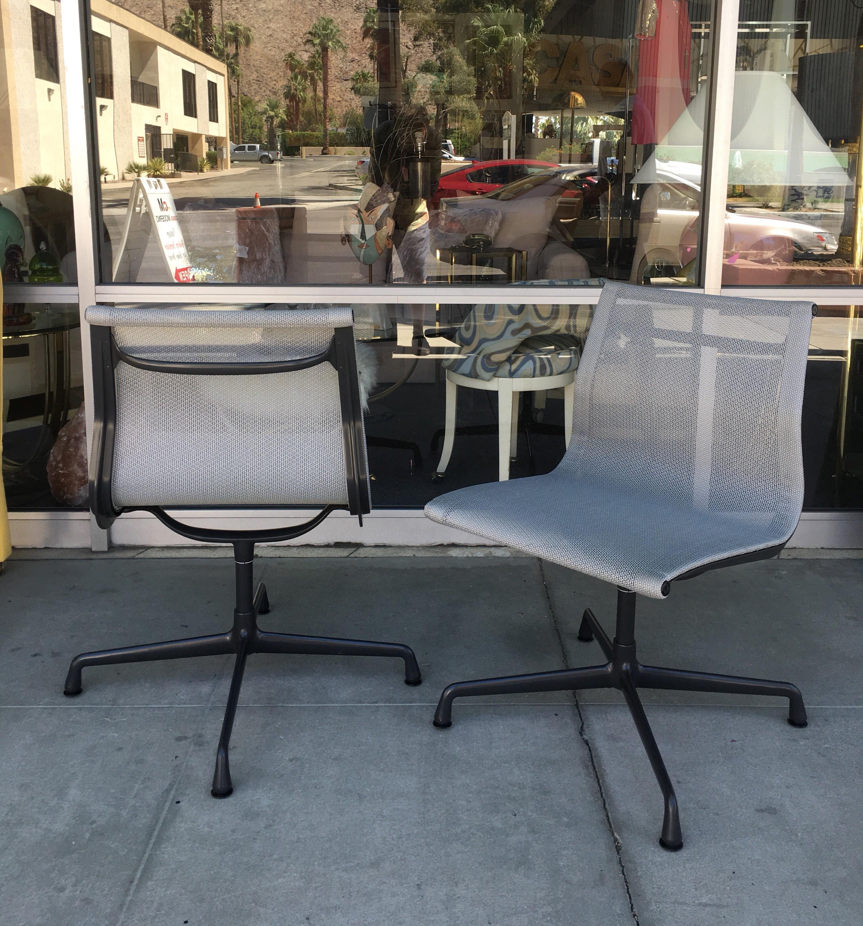 Modern Set of Four Eames for Herman Miller Aluminium Group Indoor or Outdoor Chairs