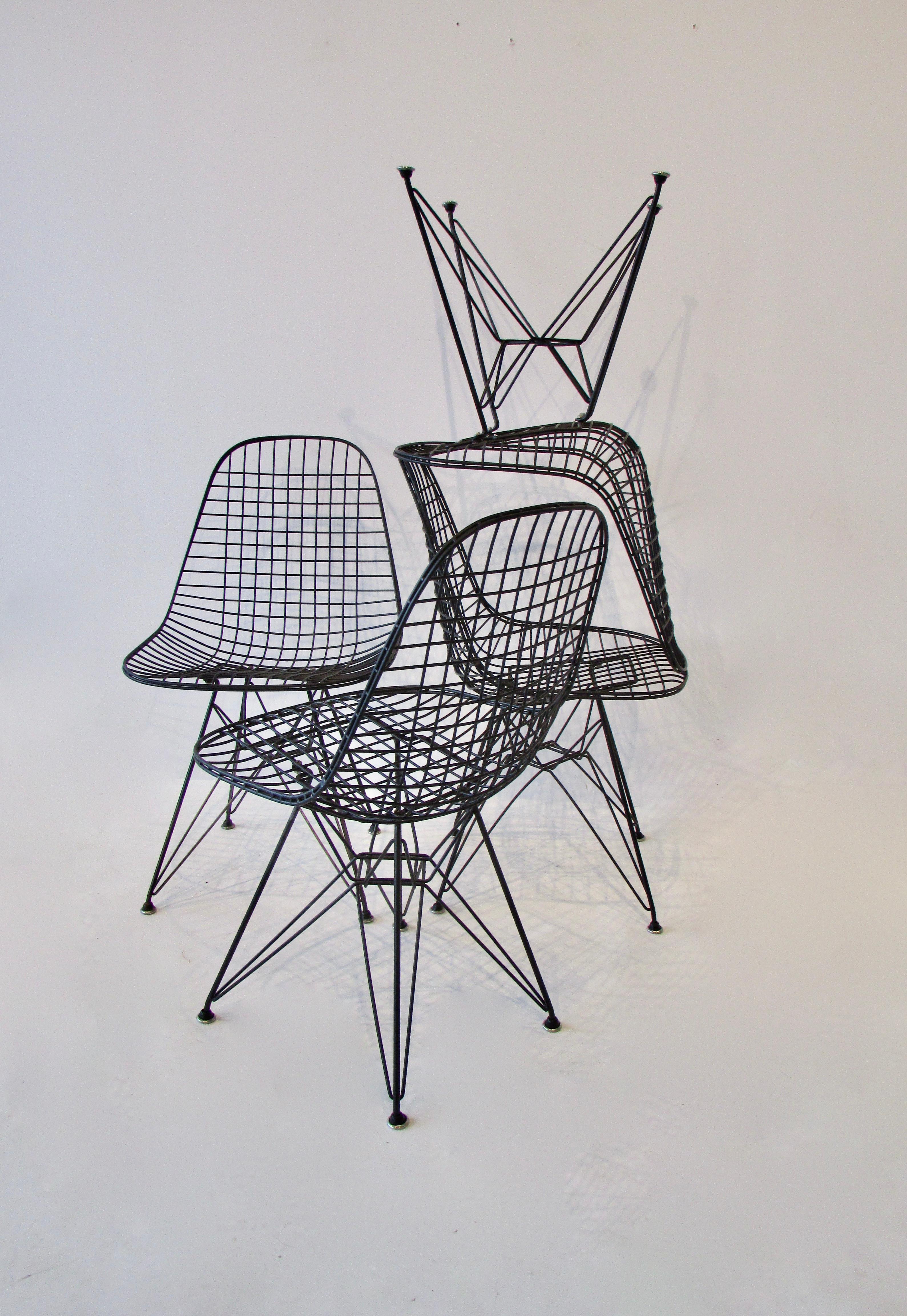  Satz von vier Eames-Stühlen aus schwarzem DKR-Draht auf Eiffelsockeln, Eames für Herman Miller im Angebot 2
