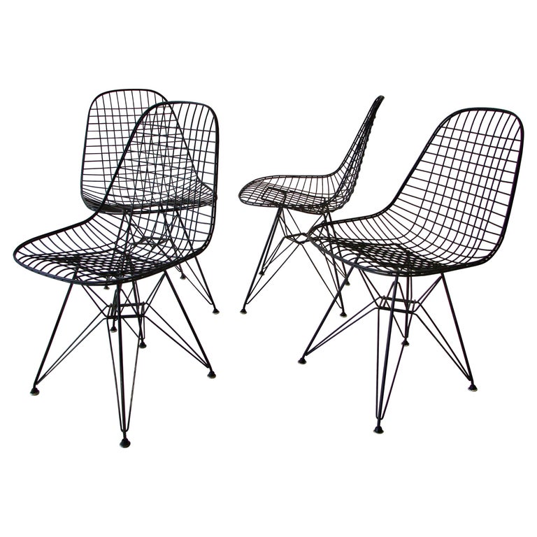 Ensemble de quatre chaises Eames pour Herman Miller noires en fil  métallique DKR sur bases Eiffel En vente sur 1stDibs