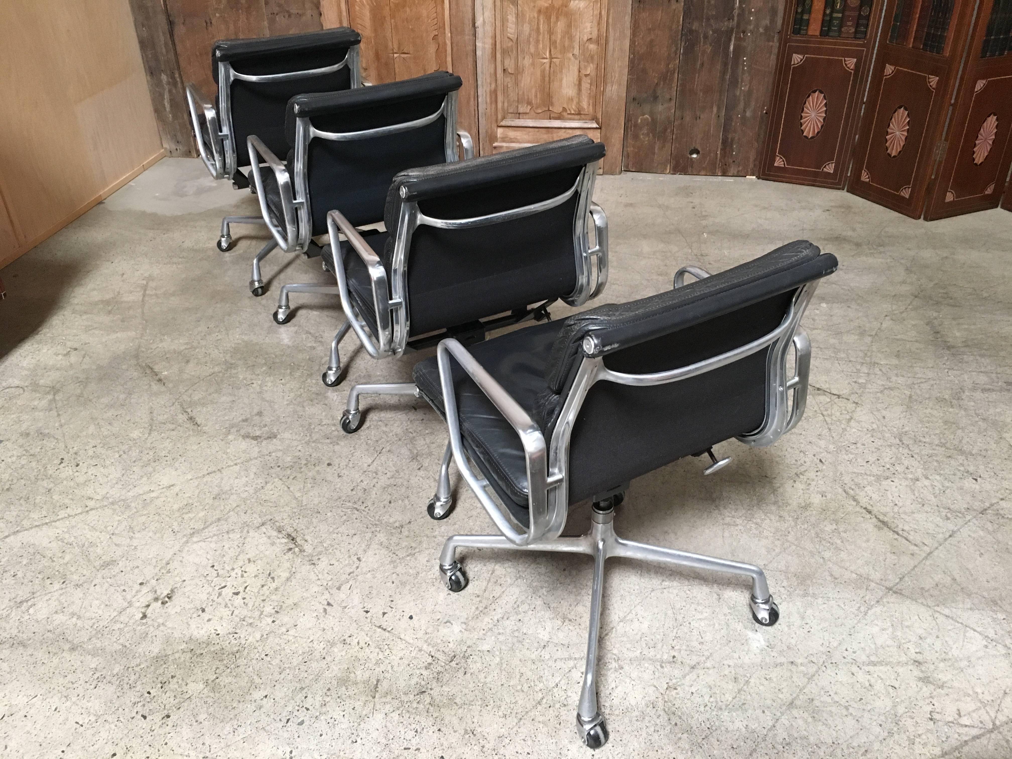 Set of Four Eames for Herman Miller Black Soft Pad Management Chairs In Good Condition In Denton, TX