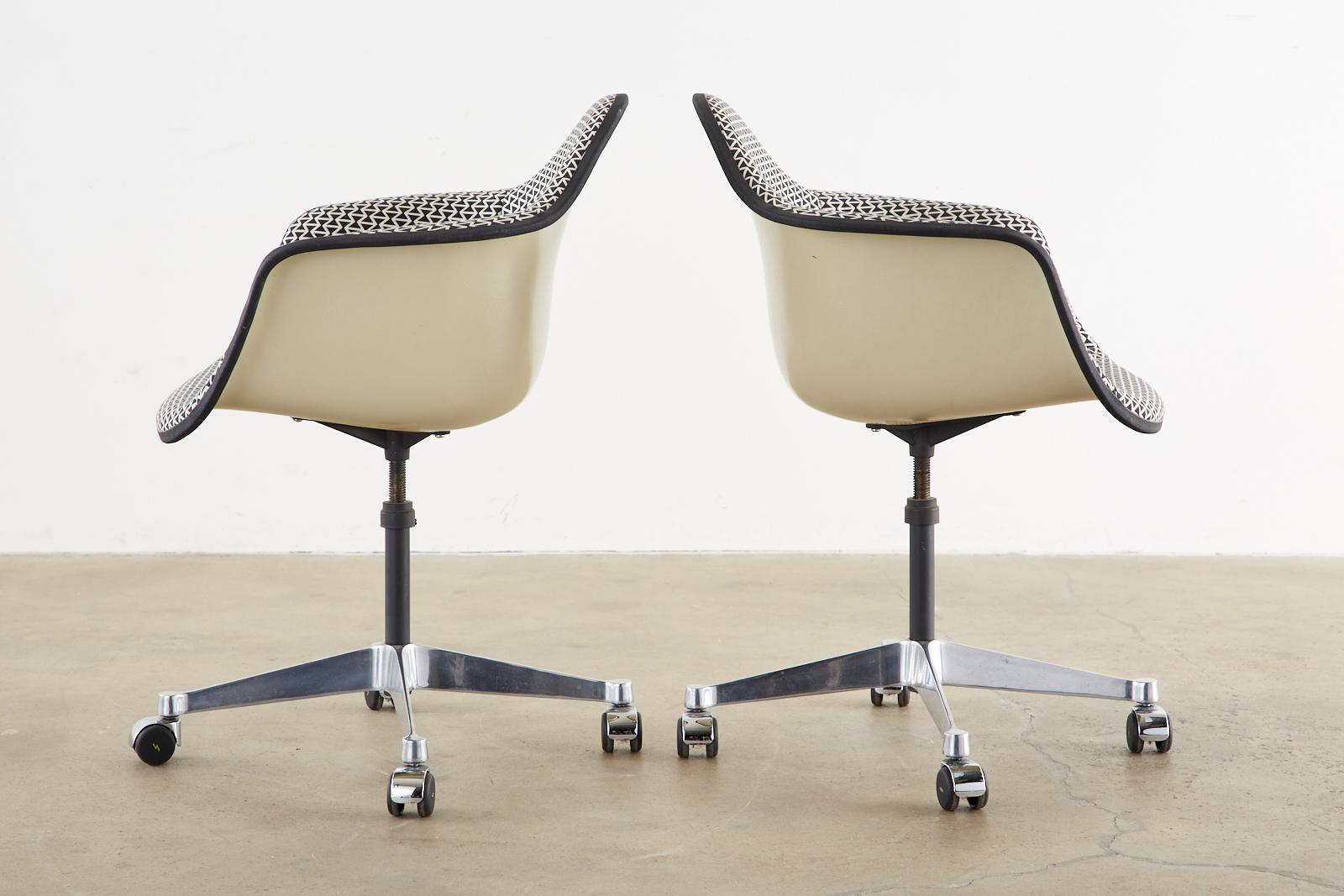 Ensemble de quatre chaises à coques pivotantes Eames pour Herman Miller  en vente 2