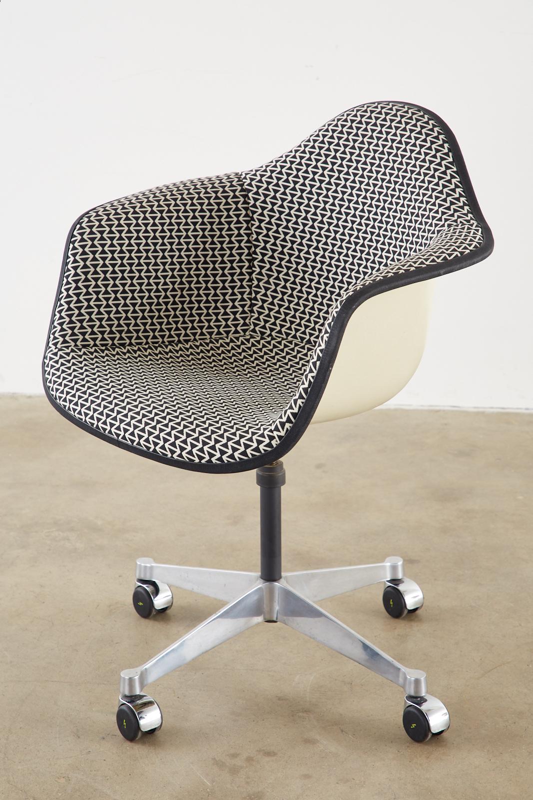 Ensemble de quatre chaises à coques pivotantes Eames pour Herman Miller  en vente 3