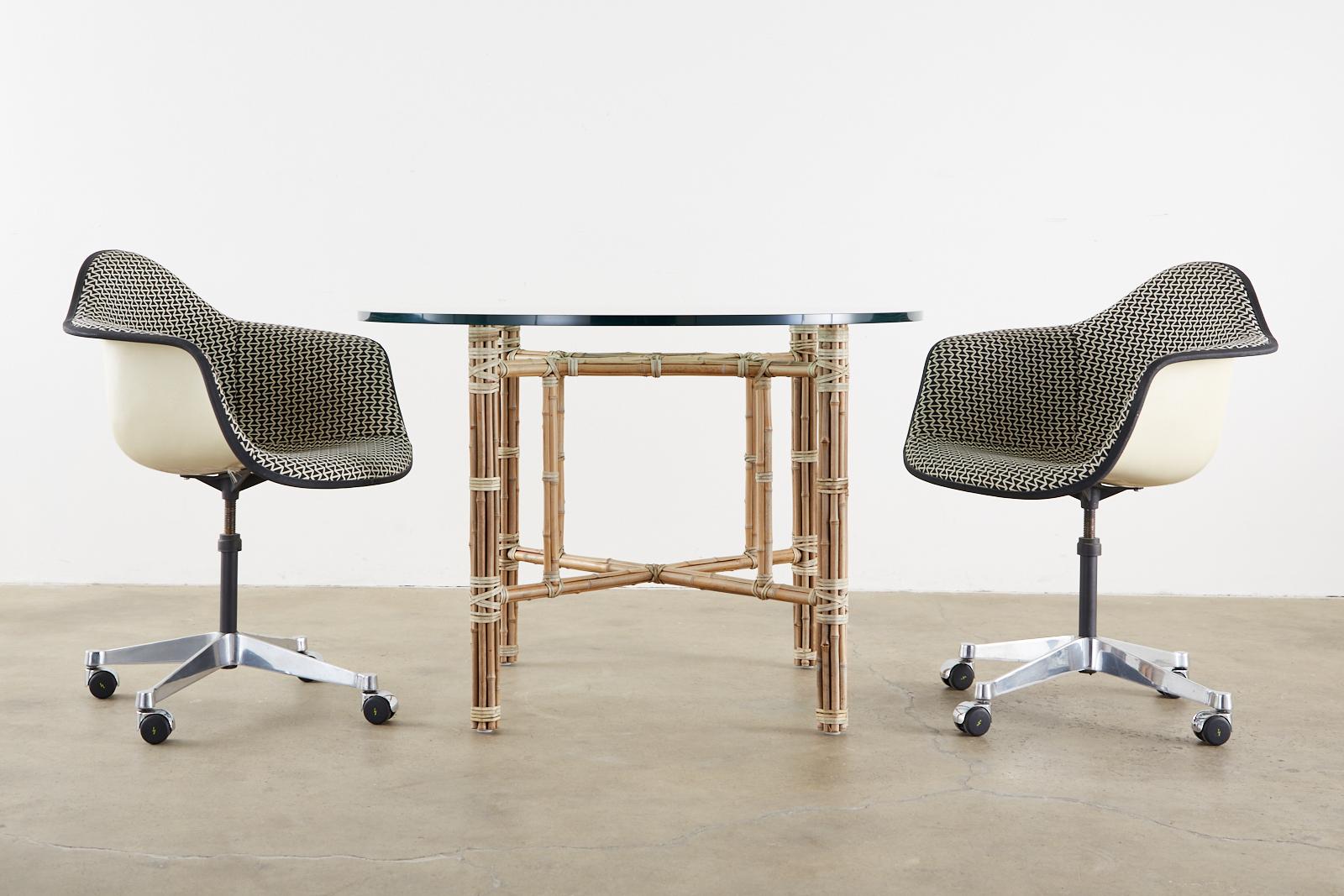 Ensemble de quatre chaises à coques pivotantes Eames pour Herman Miller  en vente 9