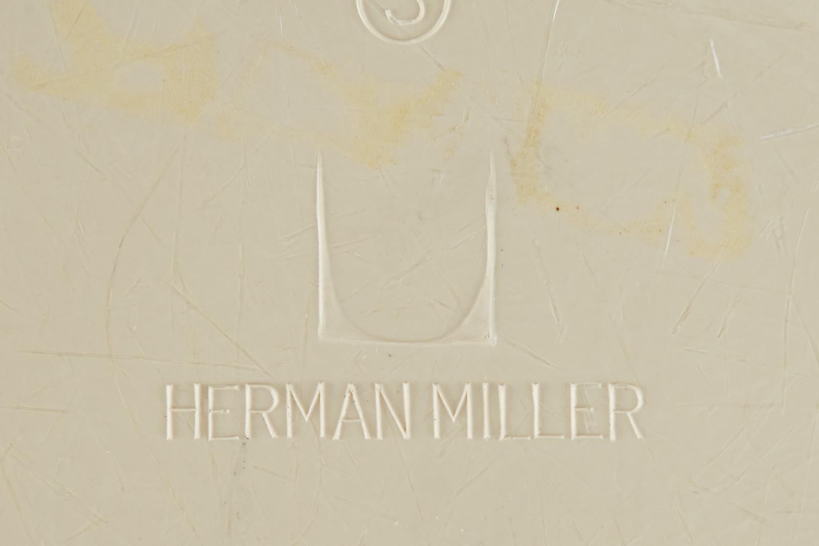 Ensemble de quatre chaises à coques pivotantes Eames pour Herman Miller  en vente 10