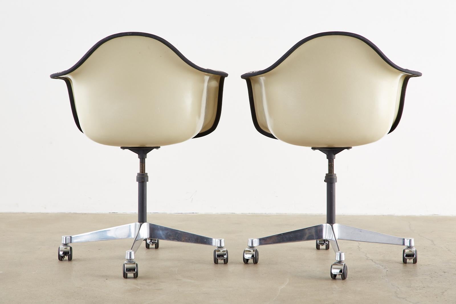 Ensemble de quatre chaises à coques pivotantes Eames pour Herman Miller  en vente 12