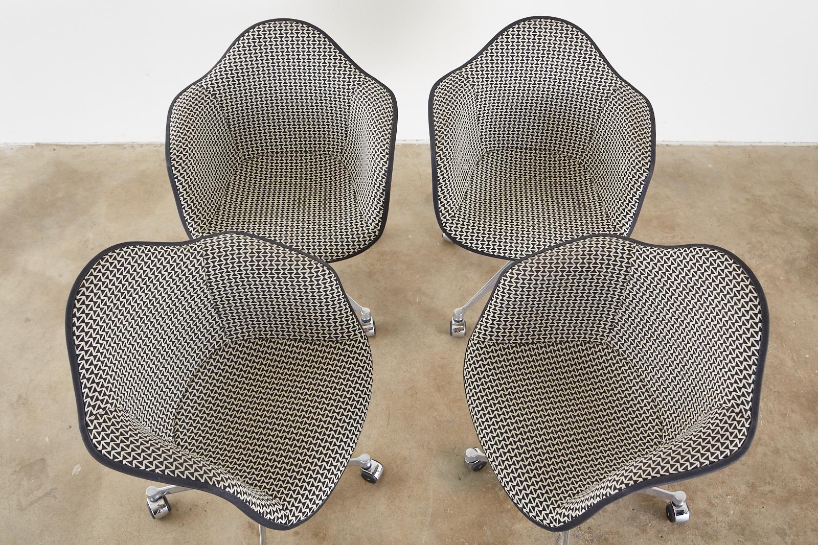 Mid-Century Modern Ensemble de quatre chaises à coques pivotantes Eames pour Herman Miller  en vente