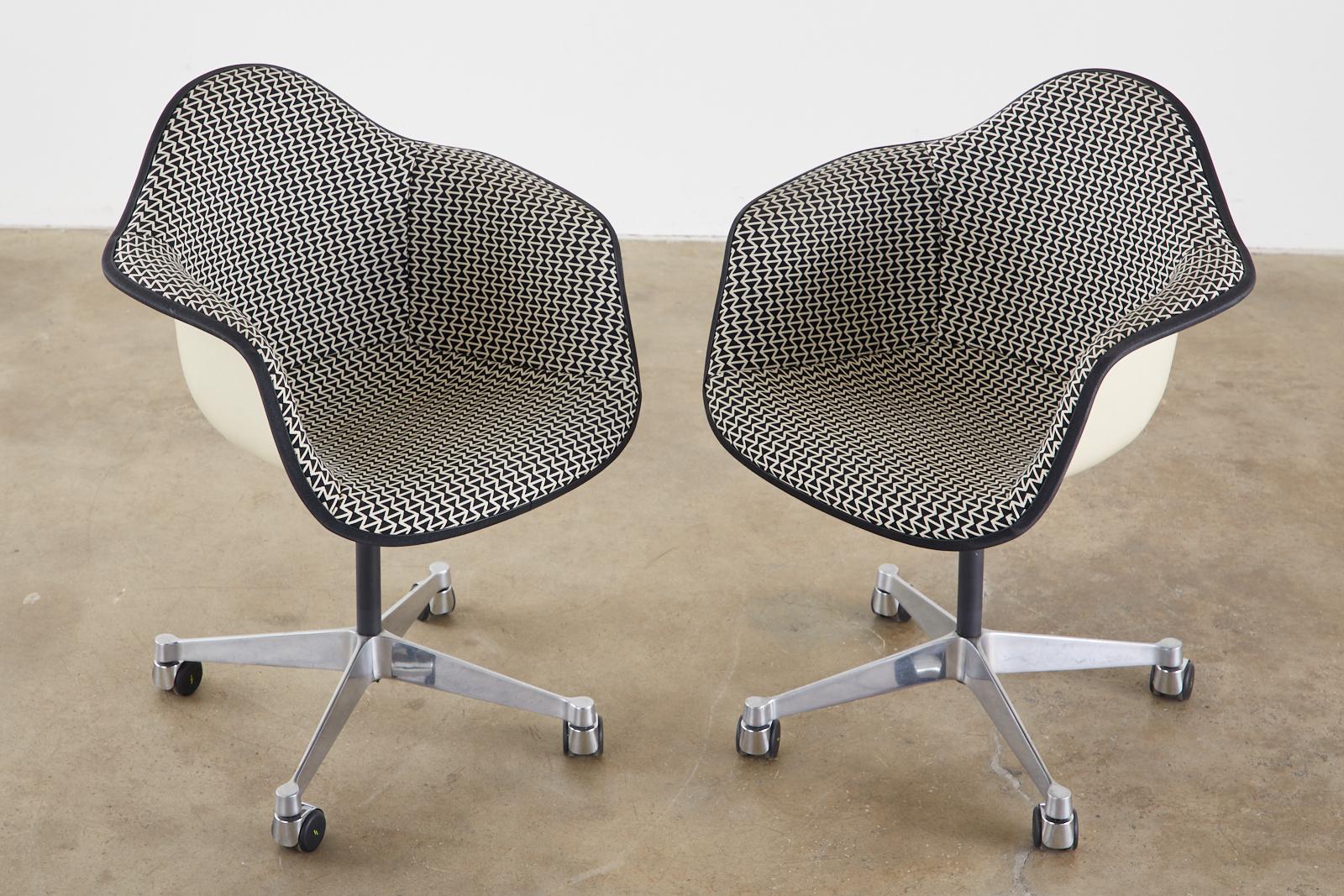 20ième siècle Ensemble de quatre chaises à coques pivotantes Eames pour Herman Miller  en vente