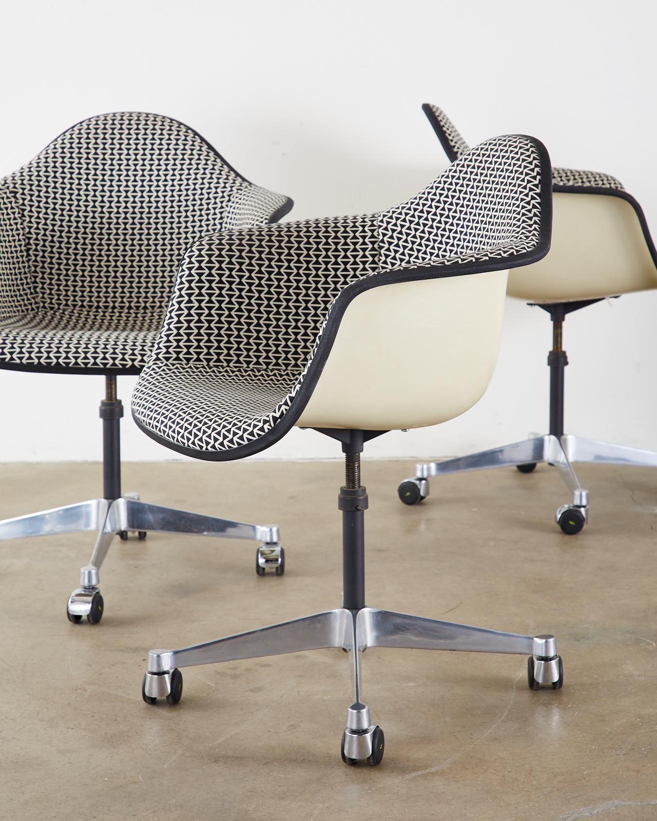 Tissu Ensemble de quatre chaises à coques pivotantes Eames pour Herman Miller  en vente