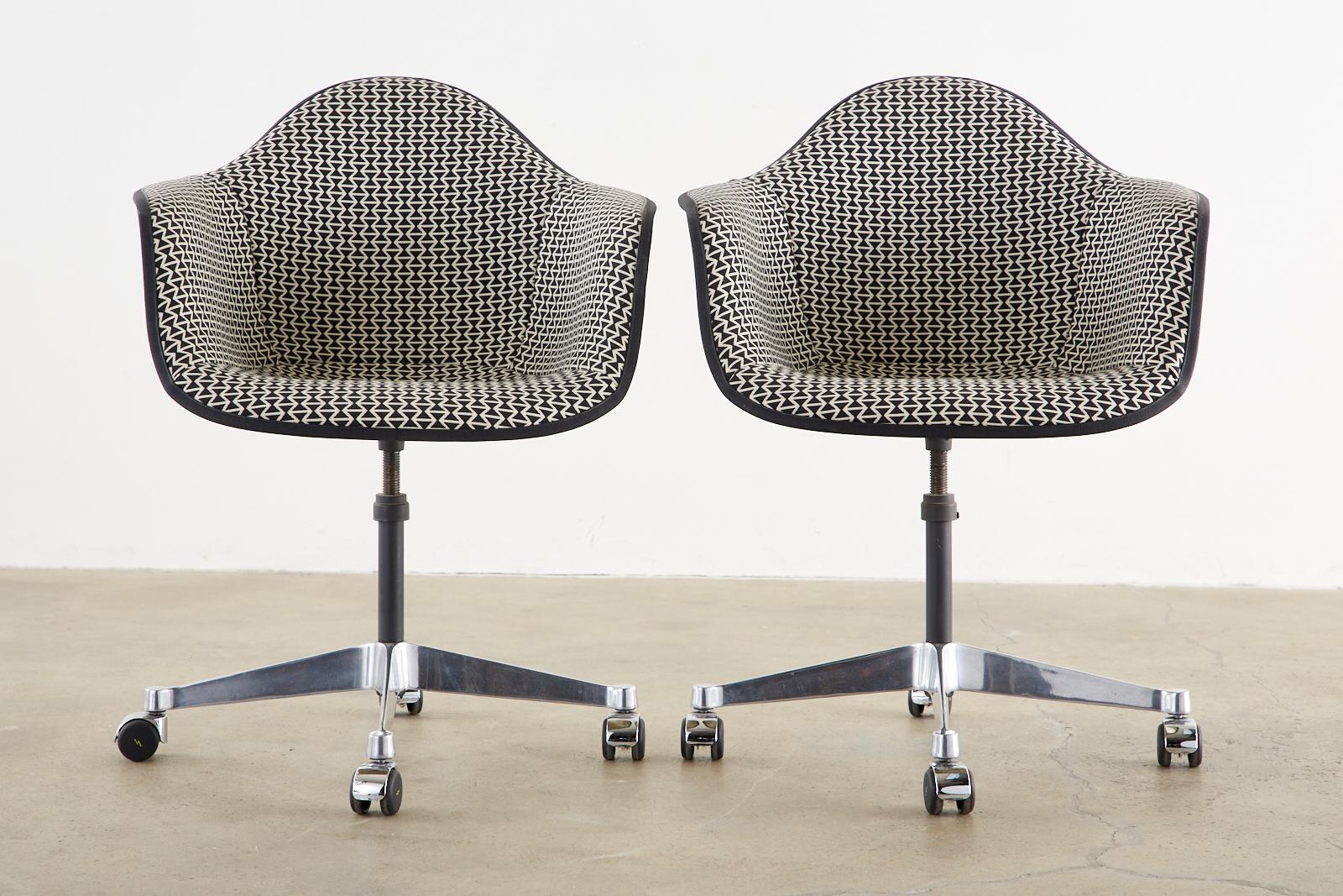 Ensemble de quatre chaises à coques pivotantes Eames pour Herman Miller  en vente 1
