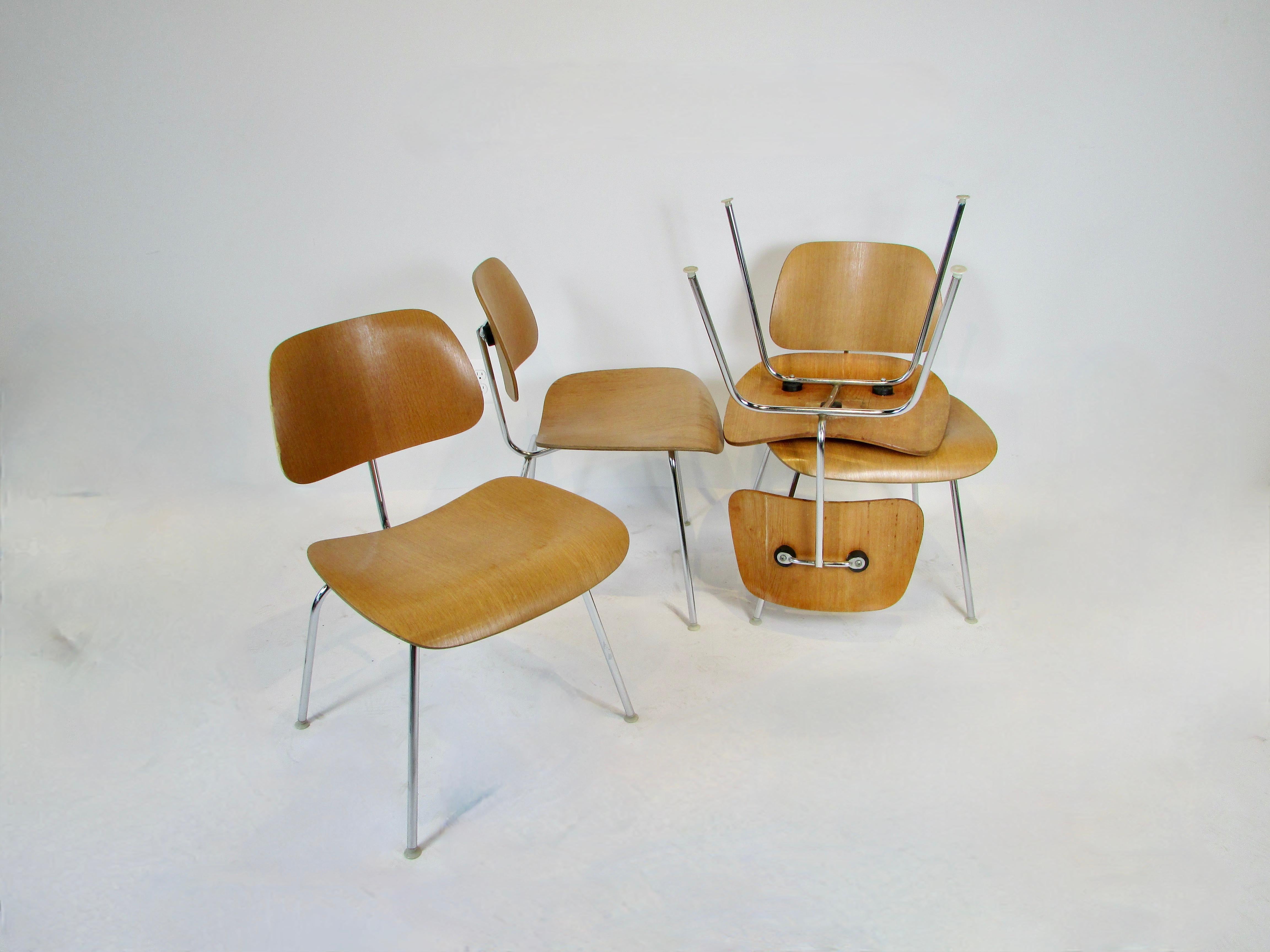 Mid-Century Modern Set of Four Eames Herman Miller Chrome Frame Calico Ash DCM chairs  For Sale