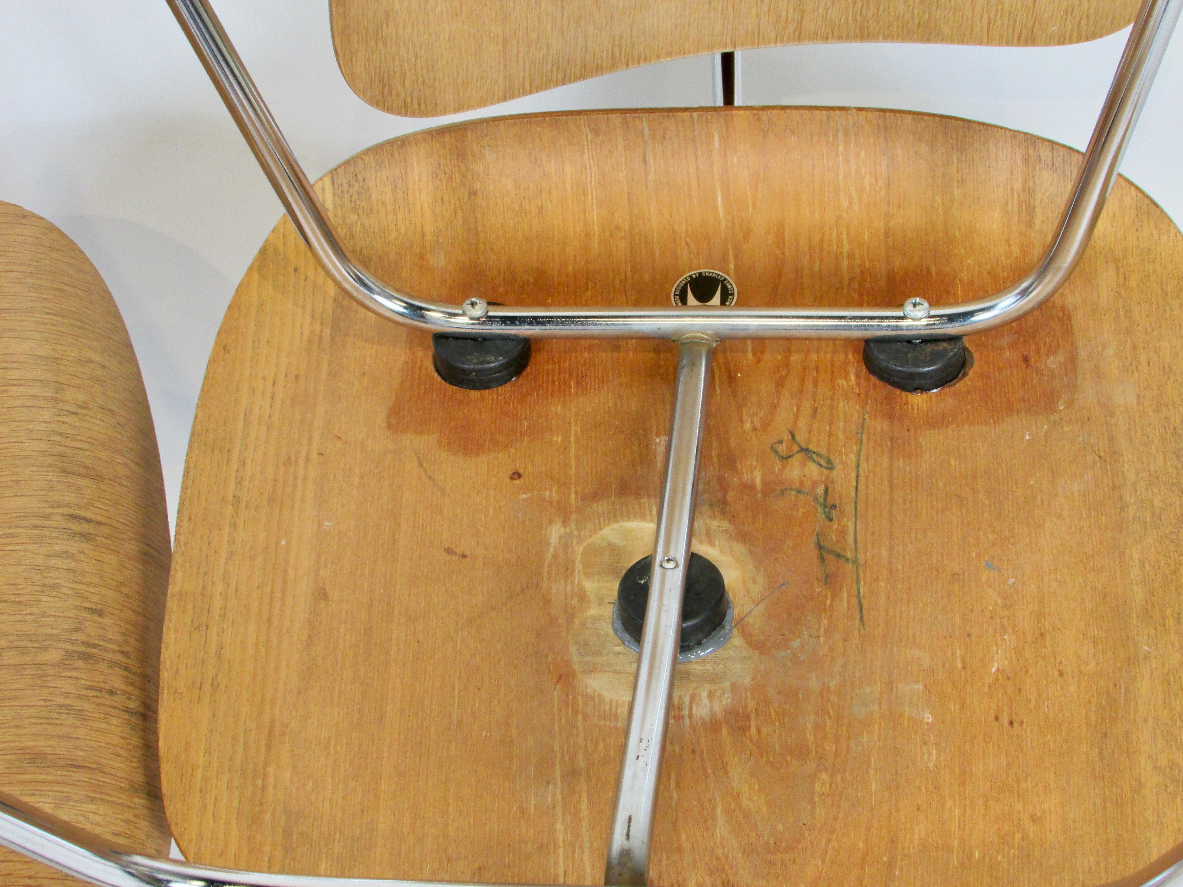 Américain Ensemble de quatre chaises Eames Herman Miller chromées Calico Ash DCM  en vente