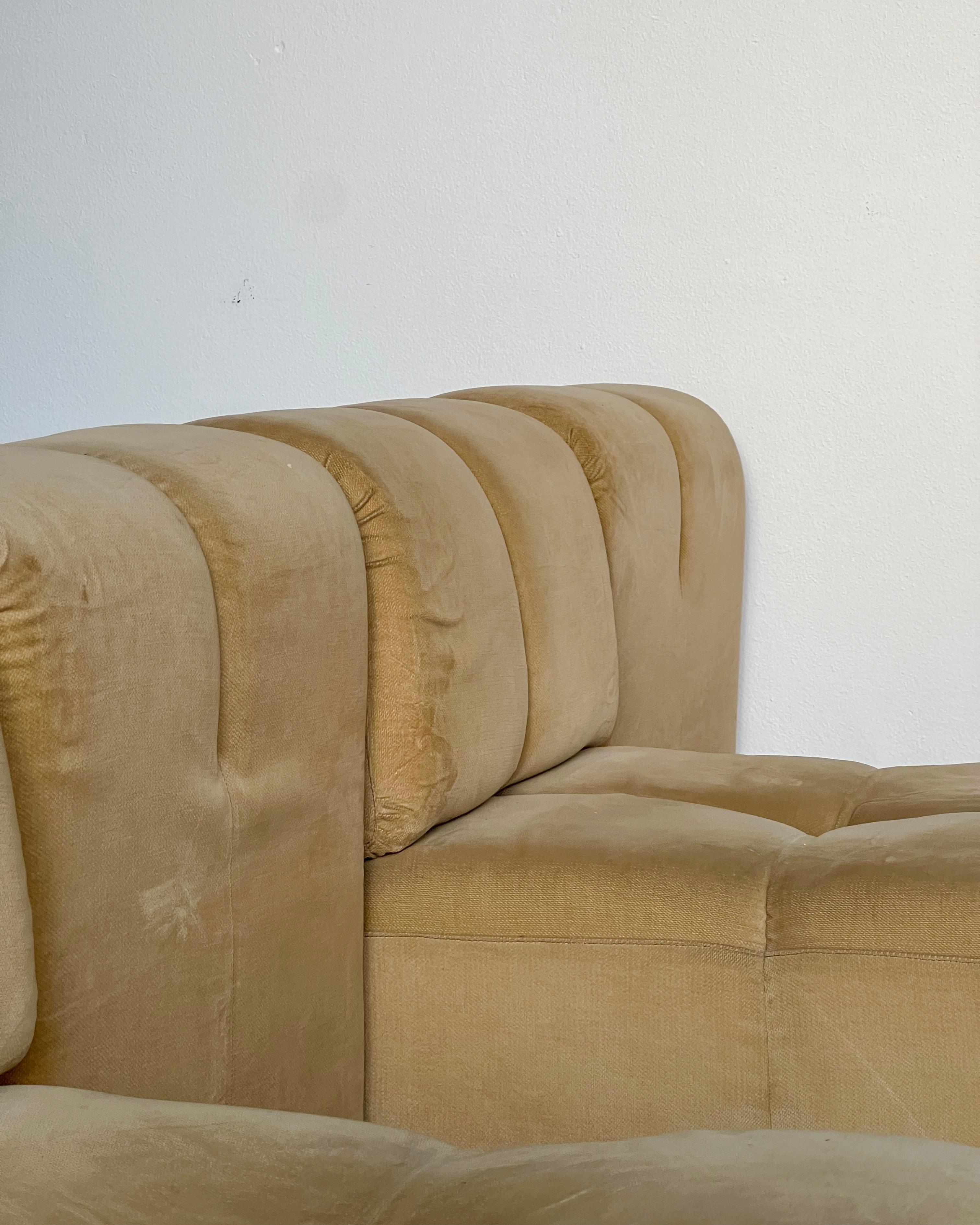 Set of Four Early 1970s Modular Sofa Elements, Italian Mid Century, Sand Velvet In Good Condition In Milan, IT