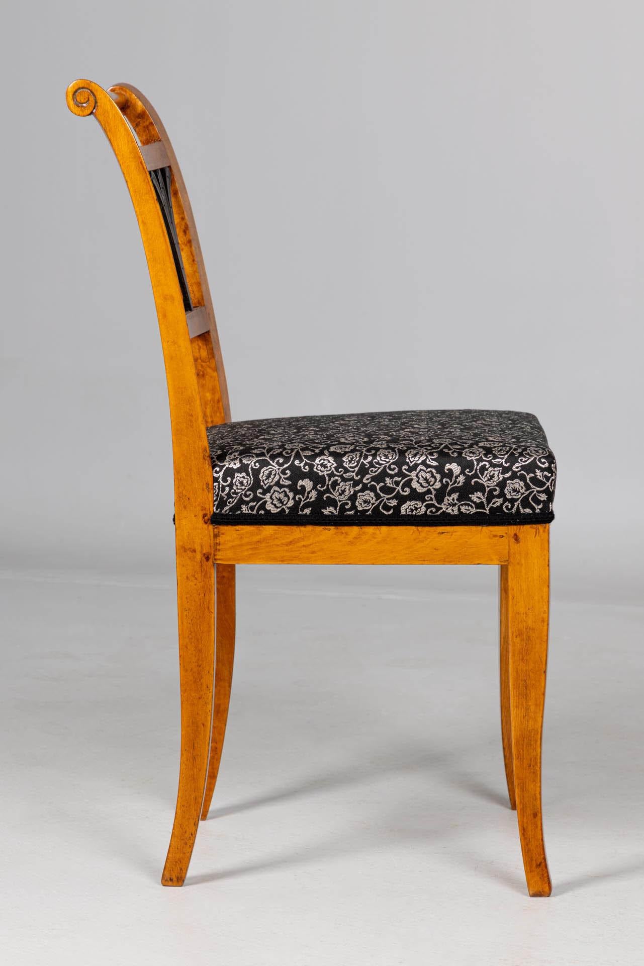 Ensemble de quatre chaises Biedermeier du début du 19e siècle en vente 4