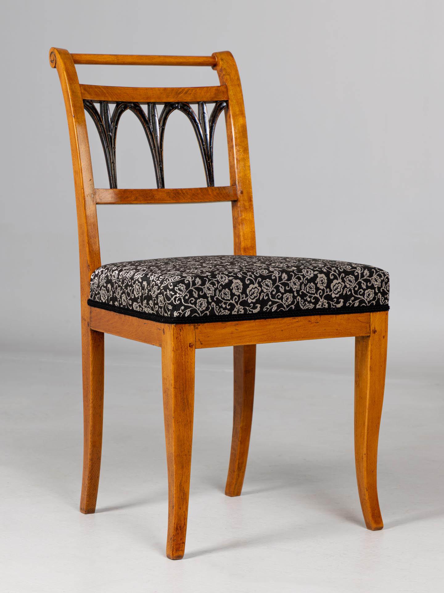 Quatre chaises anciennes Biedermeier

Allemagne
Beeche
début du 19e siècle

Dimensions : H x L x P : 88 x 46 x 49 cm, hauteur du siège : 49 cm : H x L x P : 88 x 46 x 49 cm, hauteur d'assise : 49 cm

Description :
Chaises reposant sur des pieds
