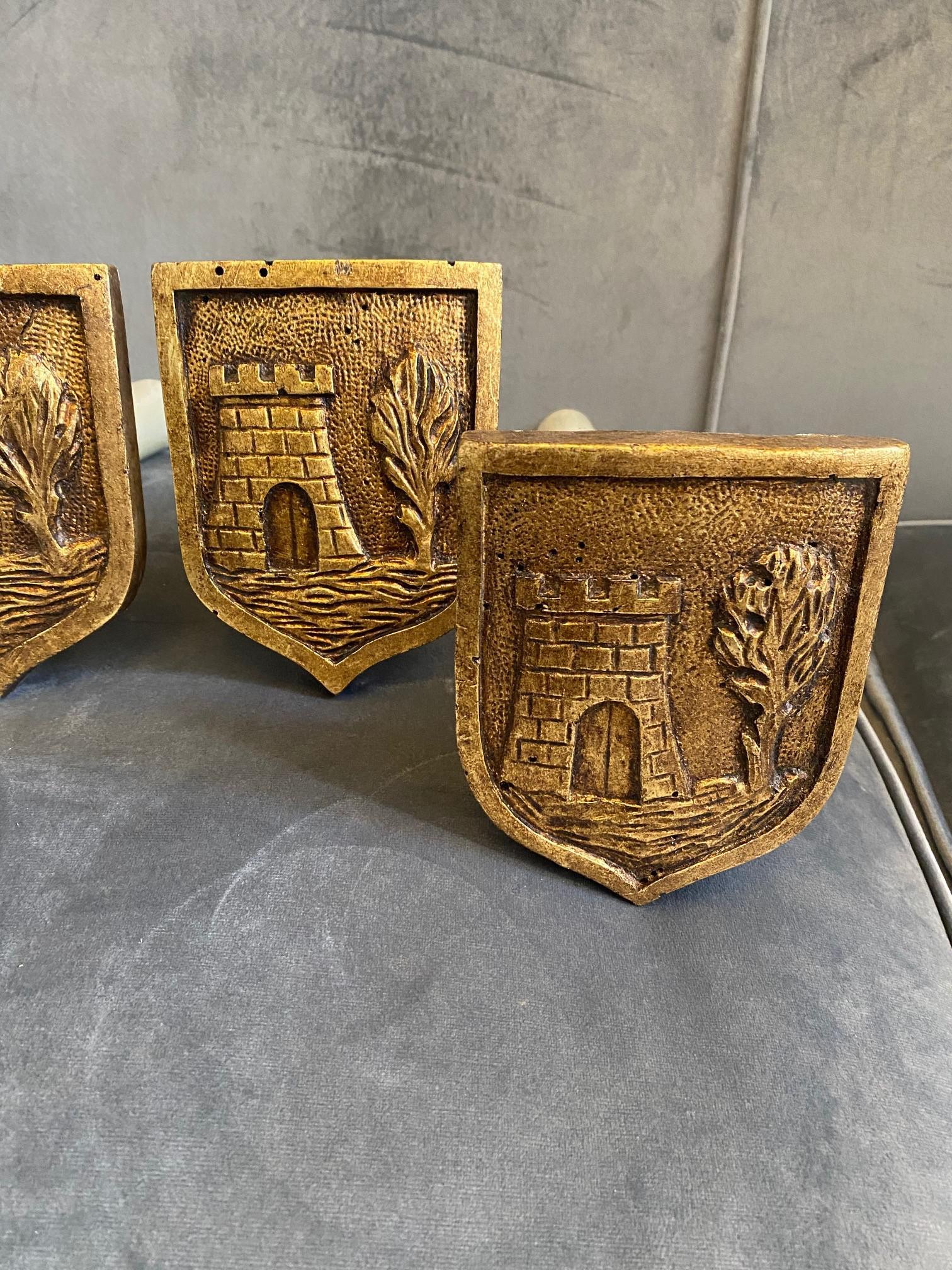Set von vier goldenen und lackierten Holzvorhängehaltern aus dem frühen 19. Jahrhundert (Empire) im Angebot