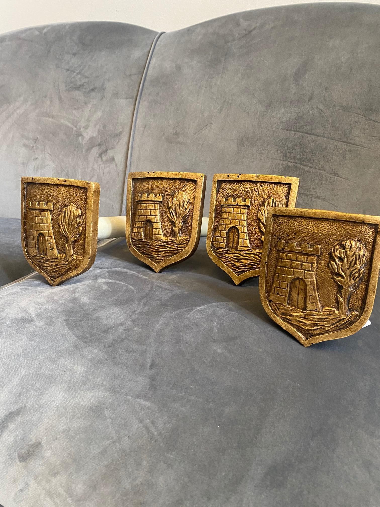 Set von vier goldenen und lackierten Holzvorhängehaltern aus dem frühen 19. Jahrhundert im Zustand „Gut“ im Angebot in Catania, Sicilia