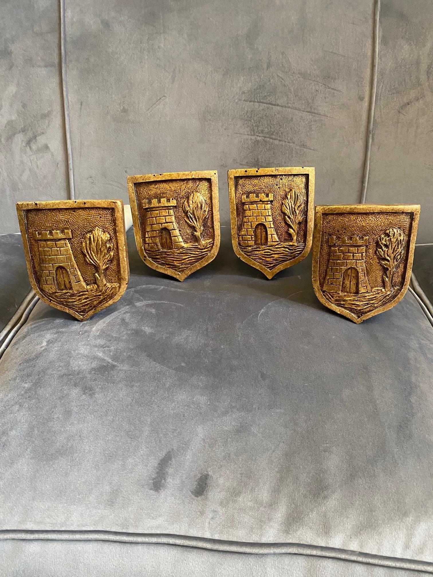 Legno di alberi da frutto Set di quattro portacandele in legno dorato e laccato dell'inizio del XIX secolo in vendita