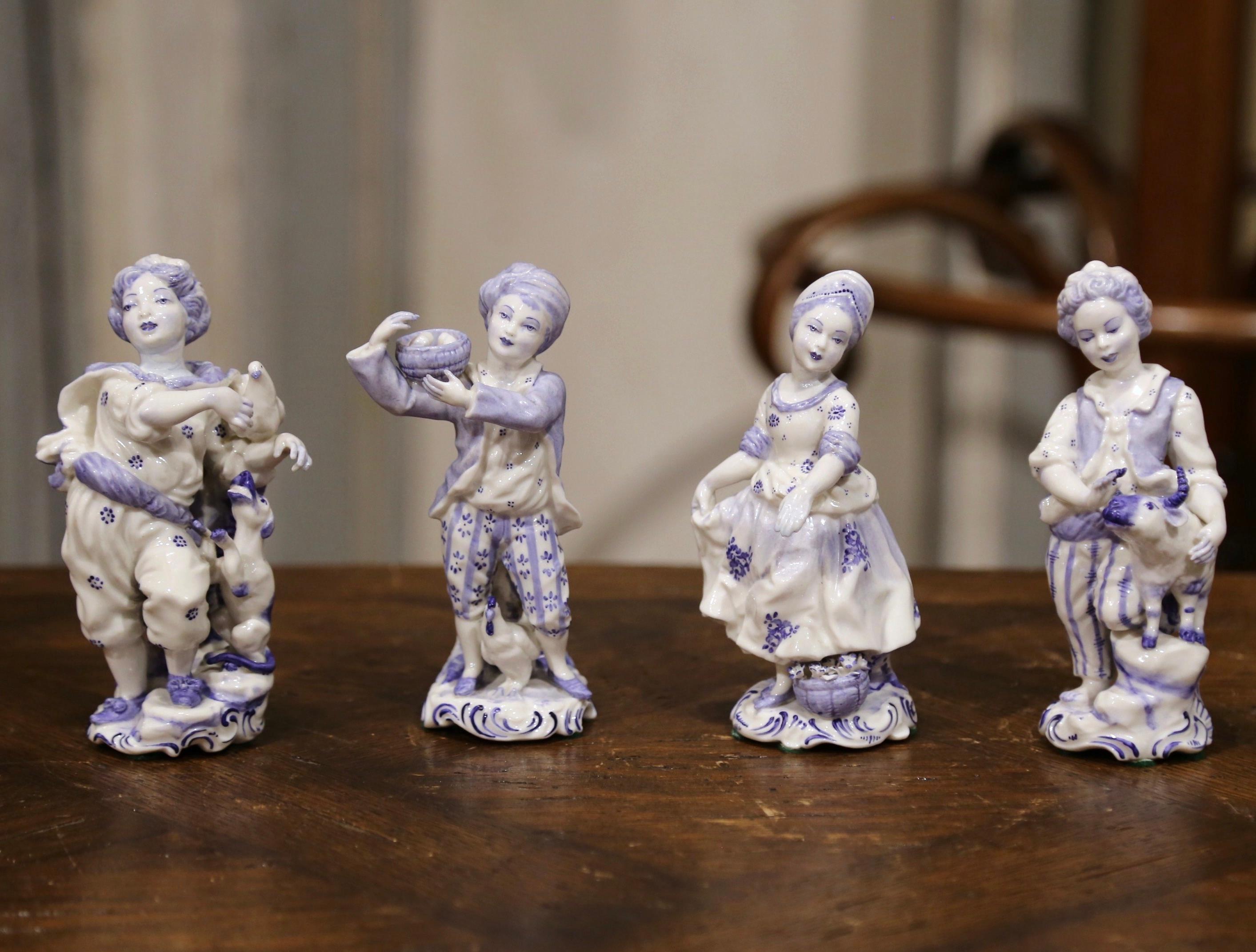 Peint à la main Ensemble de quatre figurines hollandaises en porcelaine de Delft peintes à la main du début du 20e siècle en vente