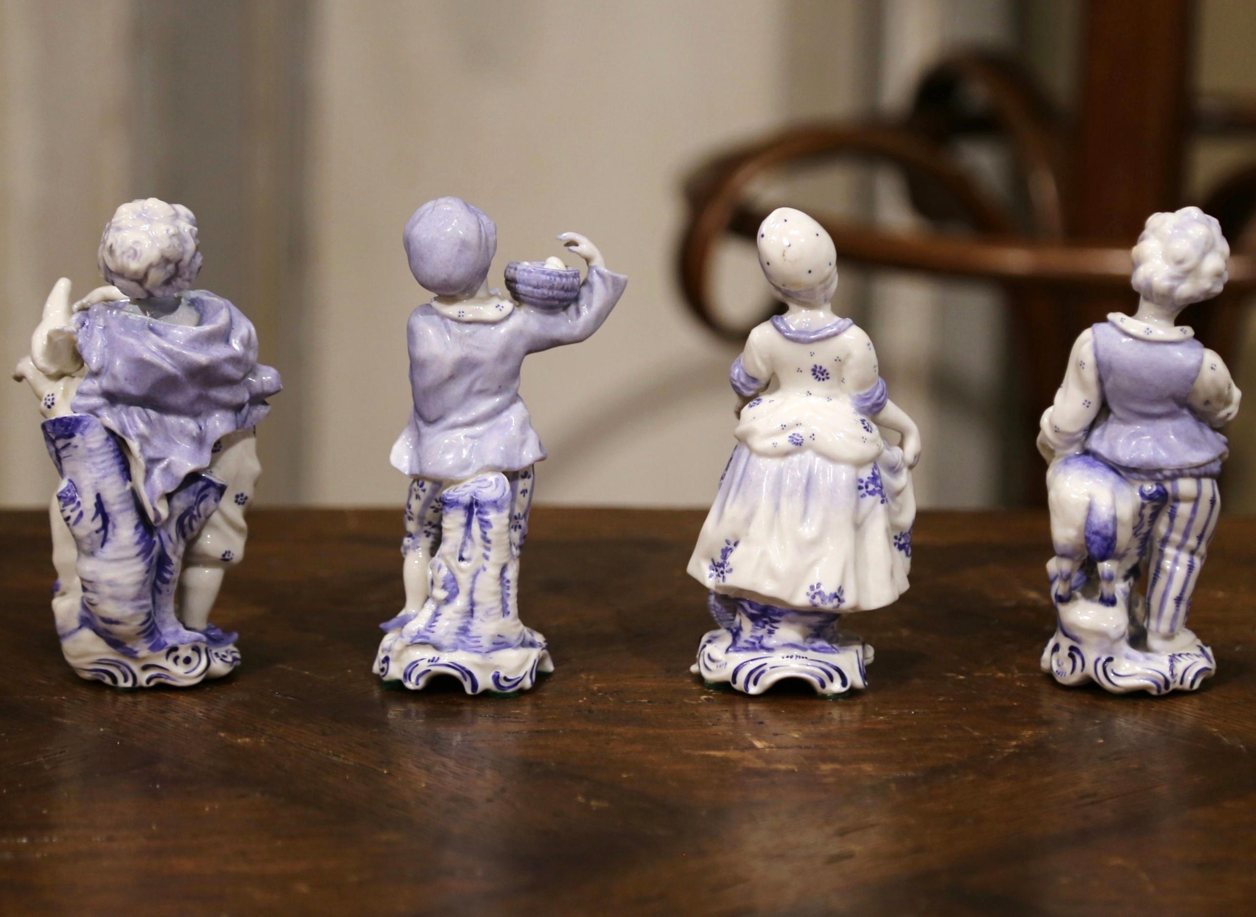 Set von vier niederländischen handbemalten Delfter Porzellanfiguren des frühen 20. Jahrhunderts (Handbemalt) im Angebot