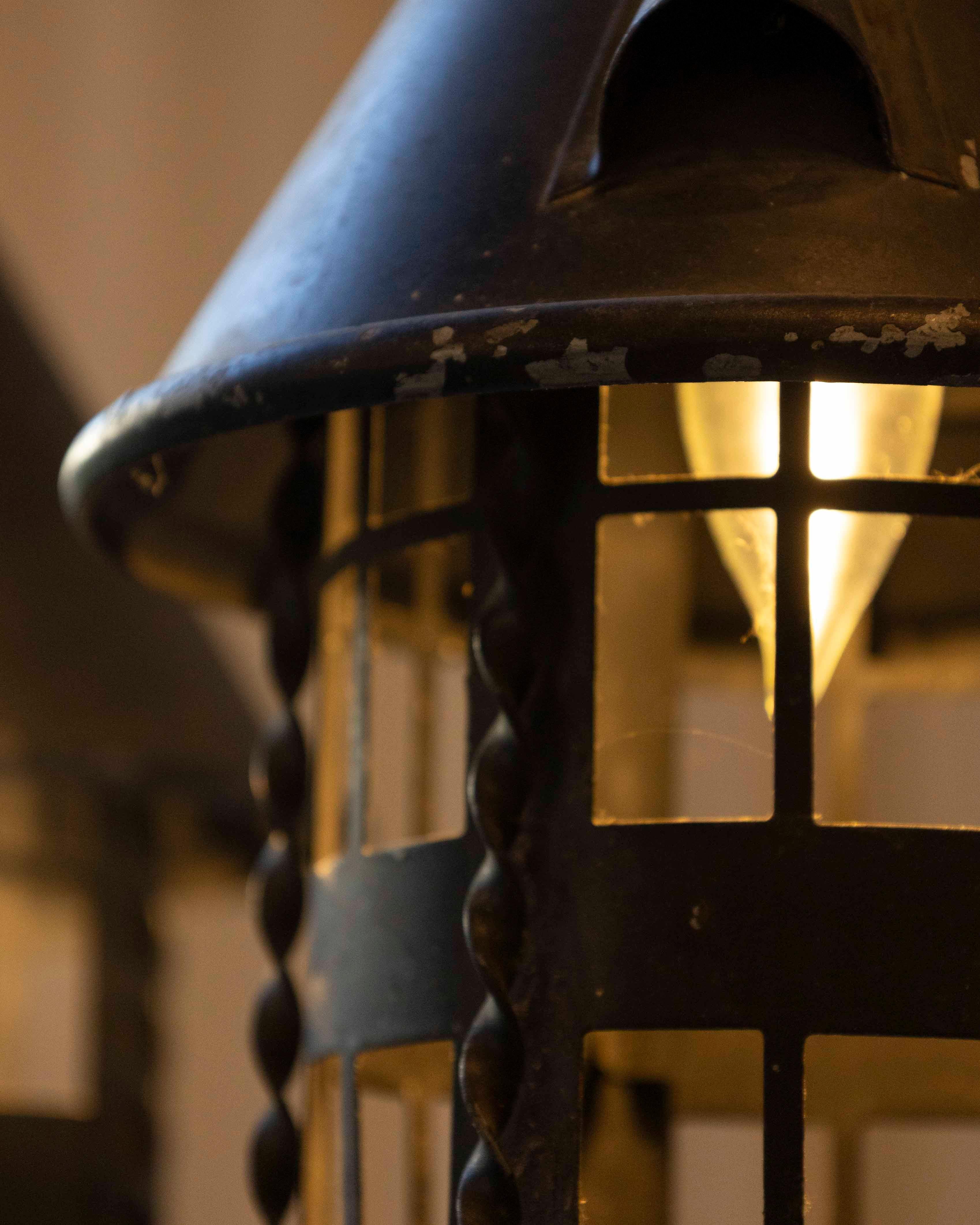 Ensemble de quatre lanternes en fer françaises du début du 20e siècle en vente 4