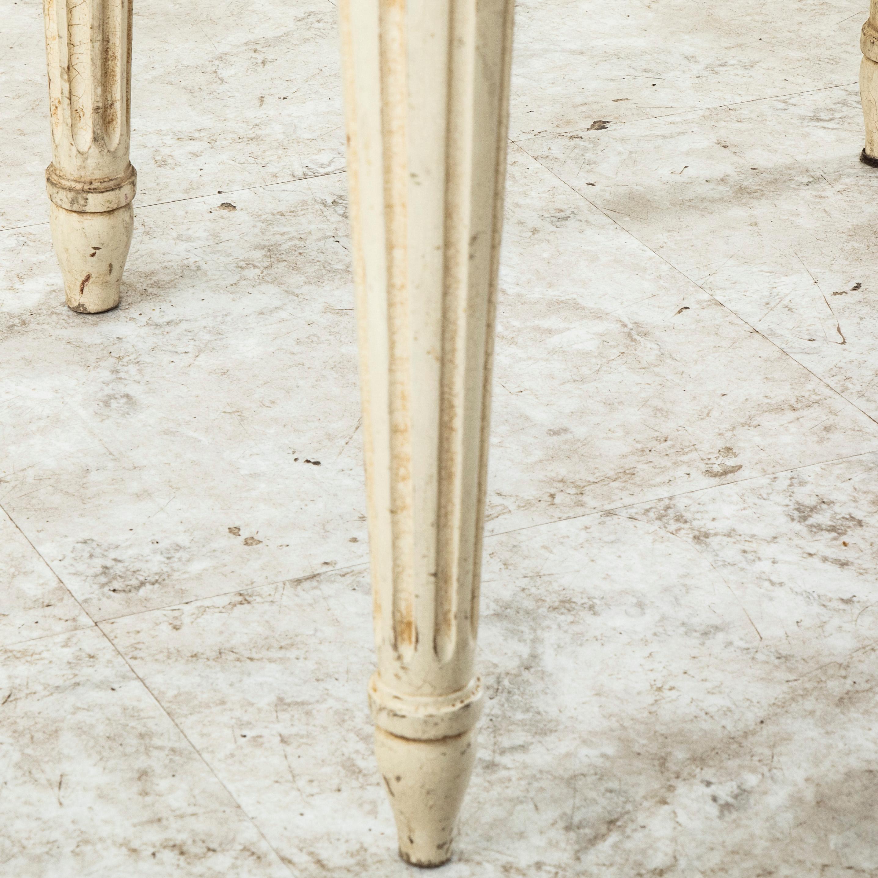 Set of Four Early 20th Century French Louis XVI Style Painted Side Chairs im Angebot 9