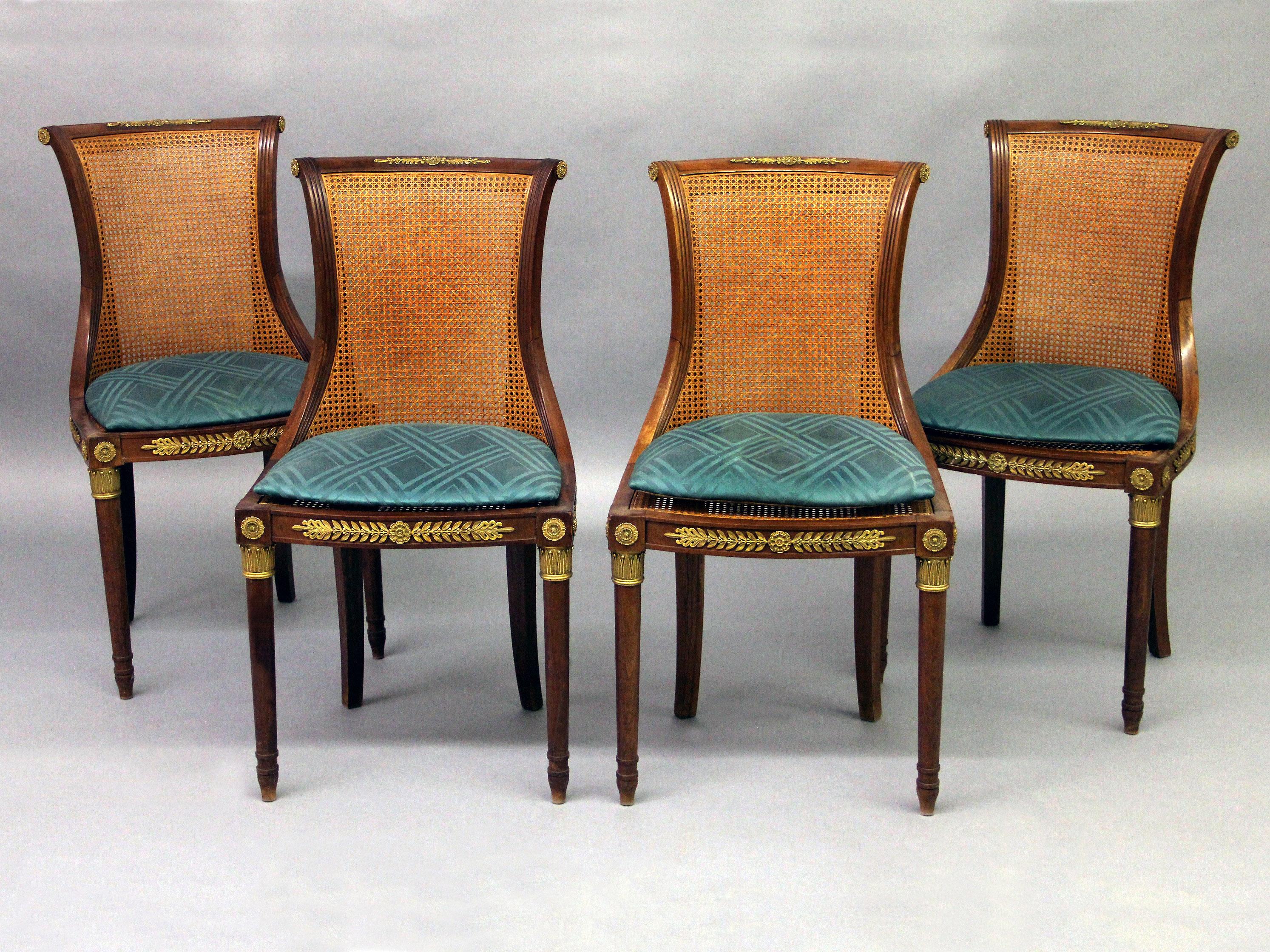 Ensemble de quatre chaises de salon de style transitionnel du début du XXe siècle montées en bronze doré

Dos en 