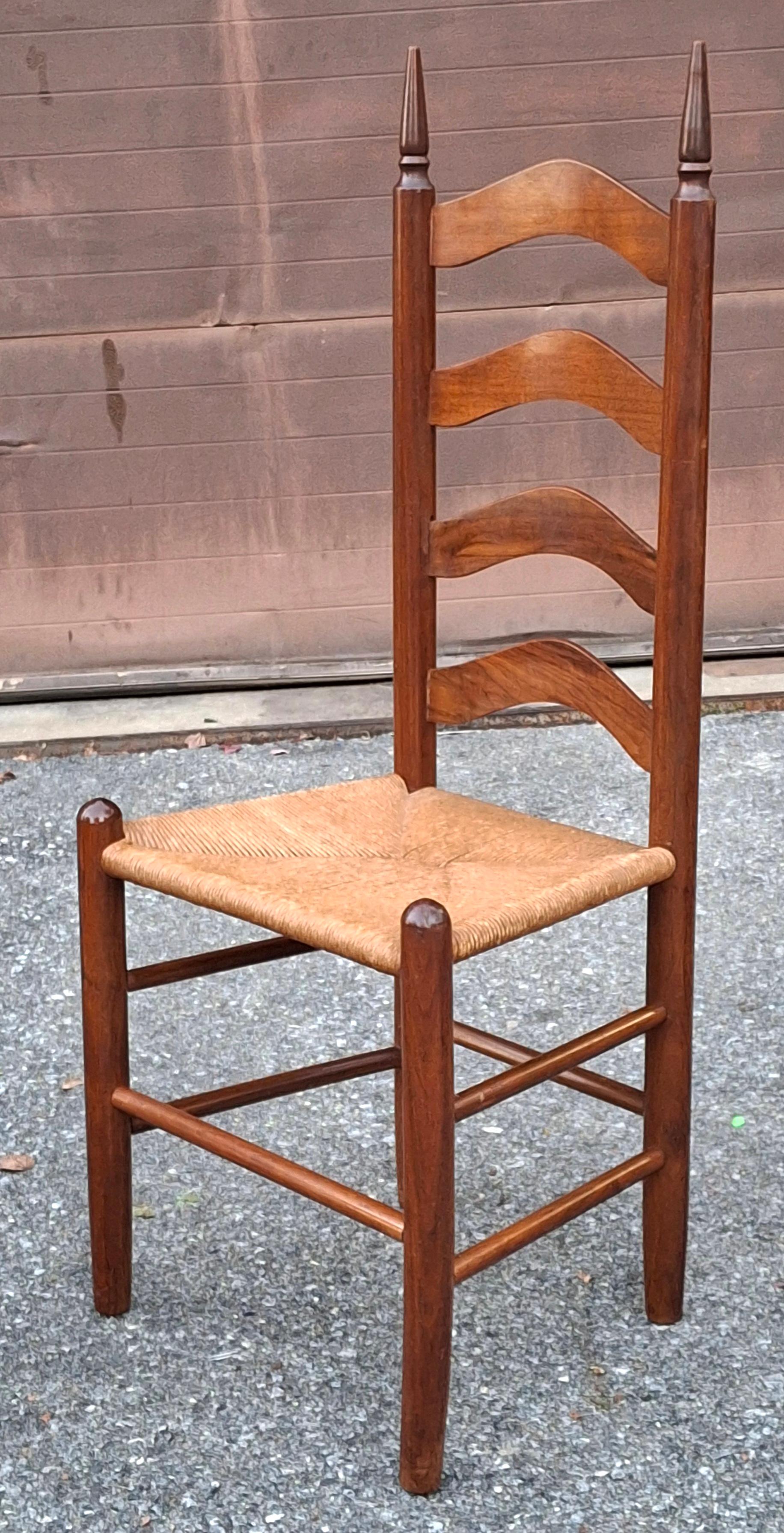 Ensemble de quatre chaises d'appoint en acajou à siège en jonc et à dossier en échelle, de style américain ancien en vente 1