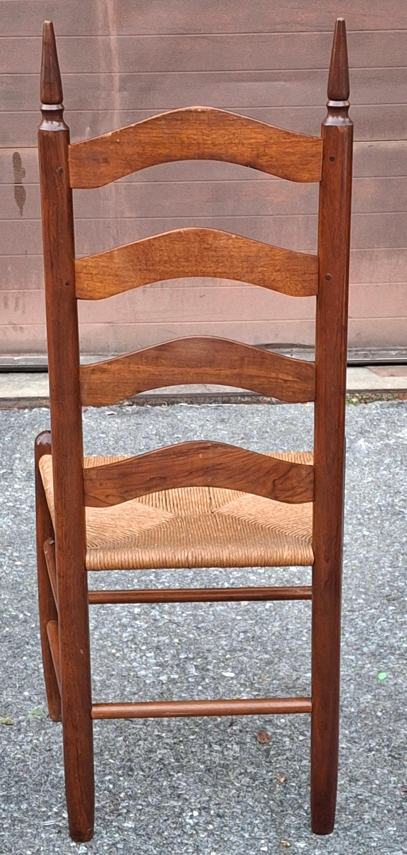 Ensemble de quatre chaises d'appoint en acajou à siège en jonc et à dossier en échelle, de style américain ancien en vente 2