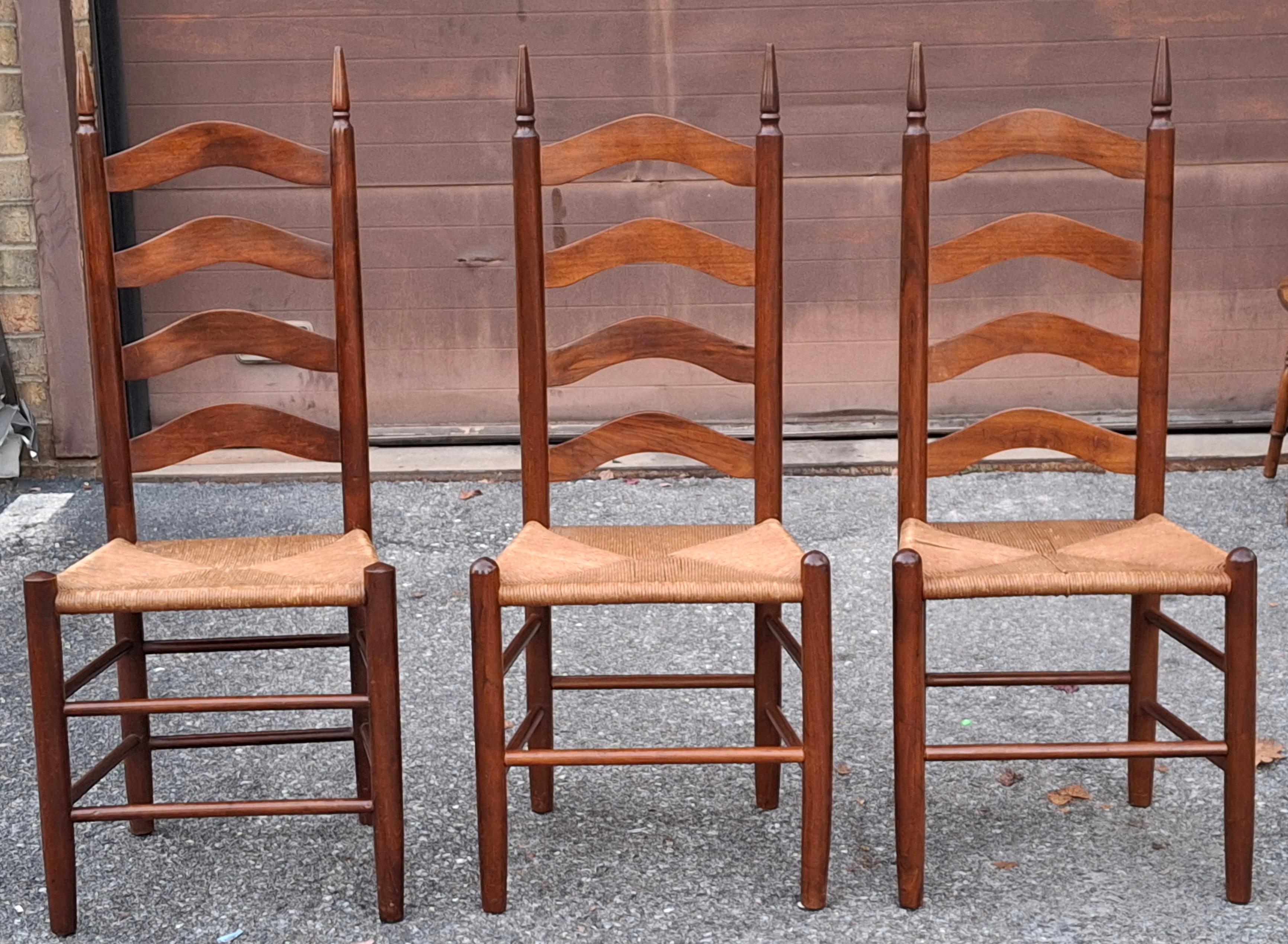 Ensemble de quatre chaises d'appoint en acajou à siège en jonc et à dossier en échelle, de style américain ancien en vente 3